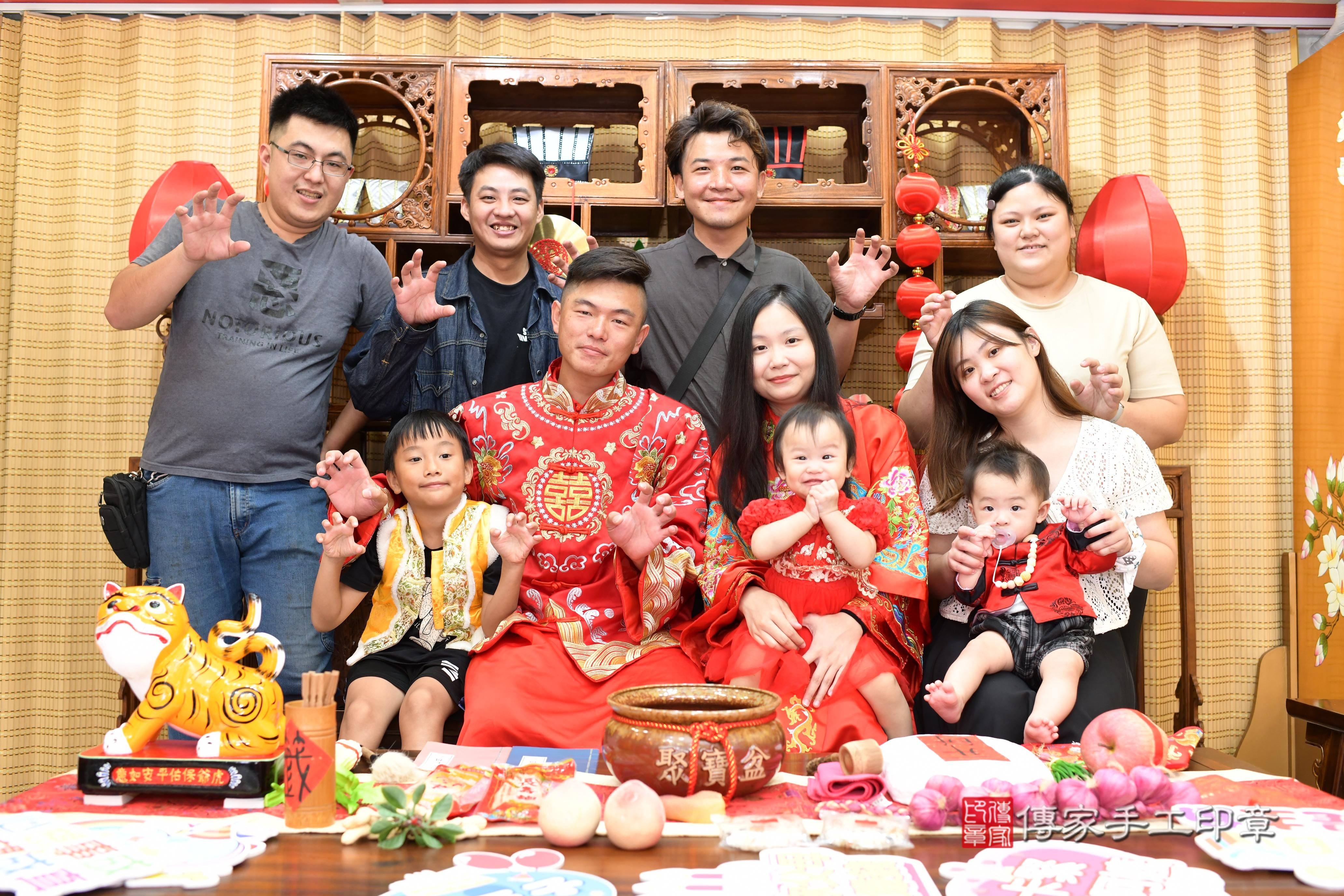 傳家手工印章台南店、抓周、度脺、中國風會場、傳家嬰兒古禮、吉祥話、抓周道具物品24種、拍照。抓周證書。寶寶抓周、滿周歲、生日快樂、祝福