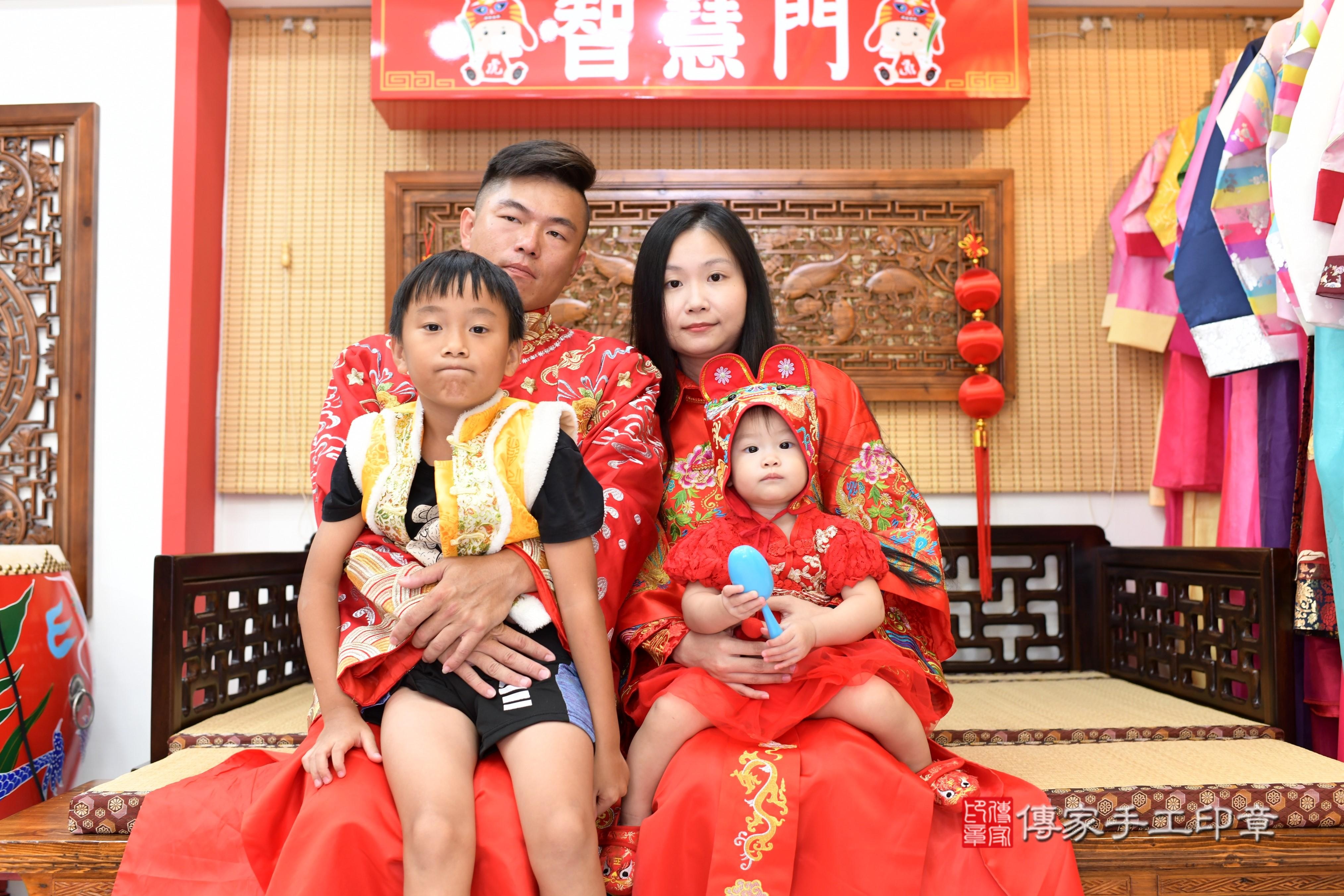 傳家手工印章台南店、抓周、度脺、中國風會場、傳家嬰兒古禮、吉祥話、抓周道具物品24種、拍照。抓周證書。寶寶抓周、滿周歲、生日快樂、祝福