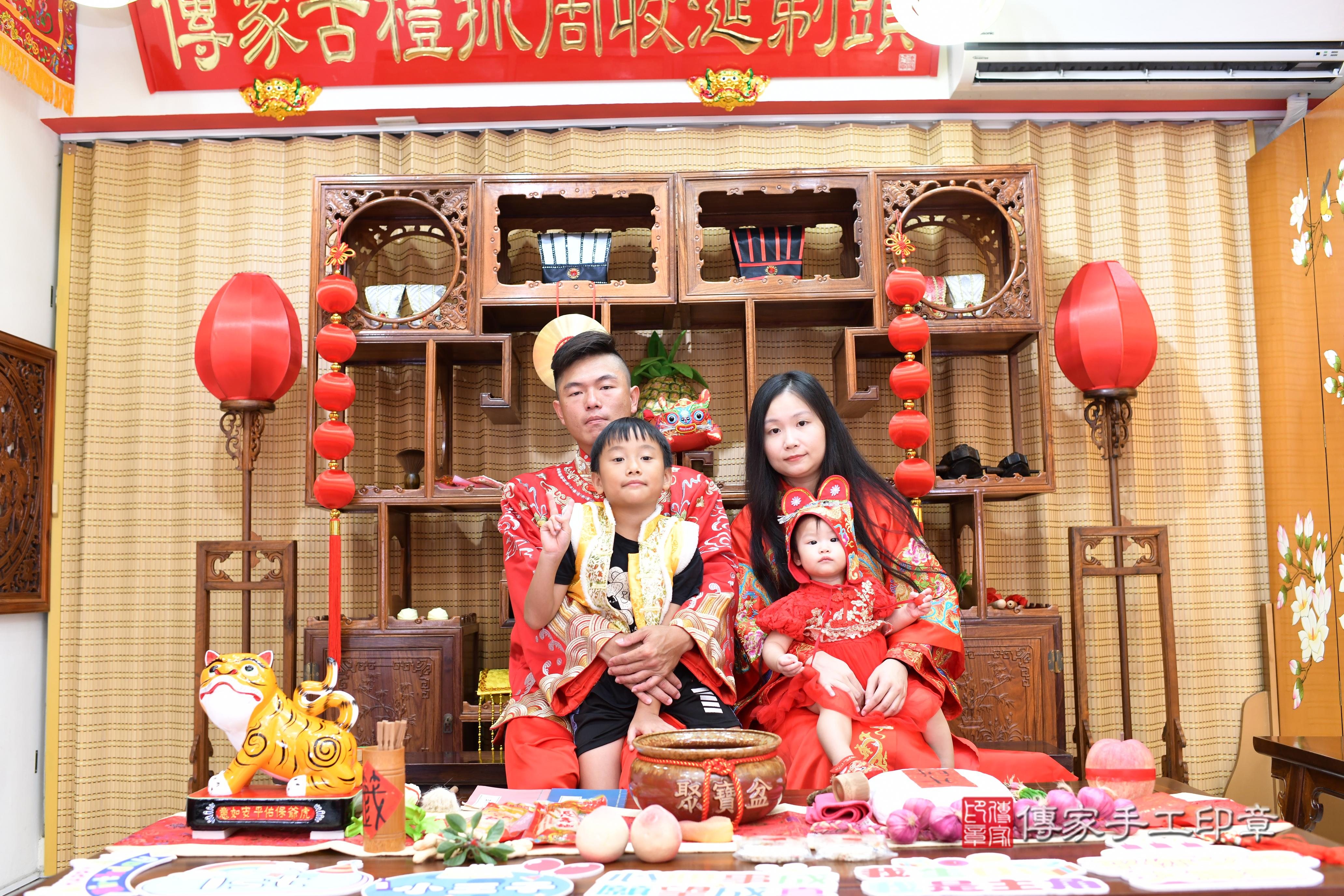 傳家手工印章台南店、抓周、度脺、中國風會場、傳家嬰兒古禮、吉祥話、抓周道具物品24種、拍照。抓周證書。寶寶抓周、滿周歲、生日快樂、祝福