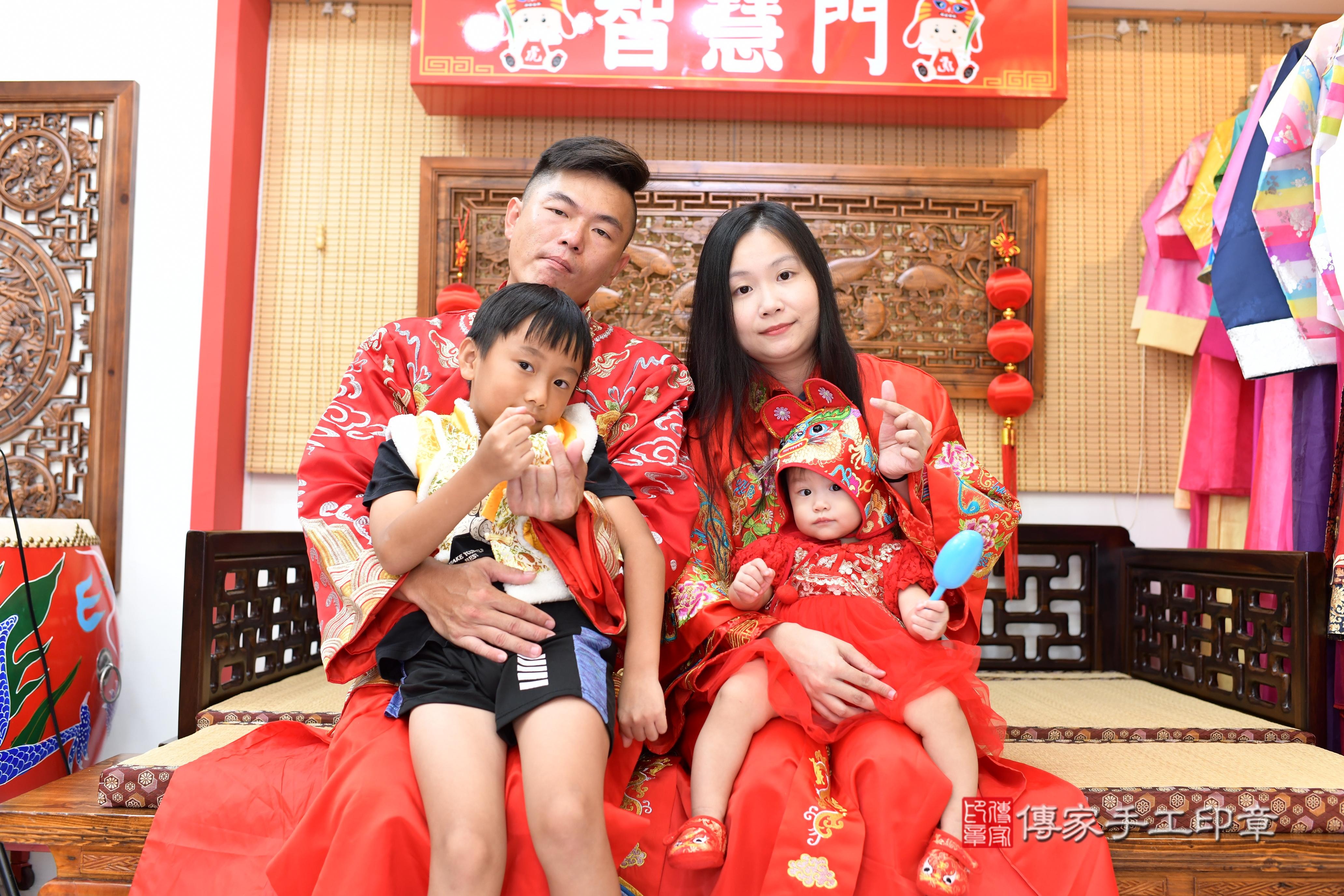 傳家手工印章台南店、抓周、度脺、中國風會場、傳家嬰兒古禮、吉祥話、抓周道具物品24種、拍照。抓周證書。寶寶抓周、滿周歲、生日快樂、祝福