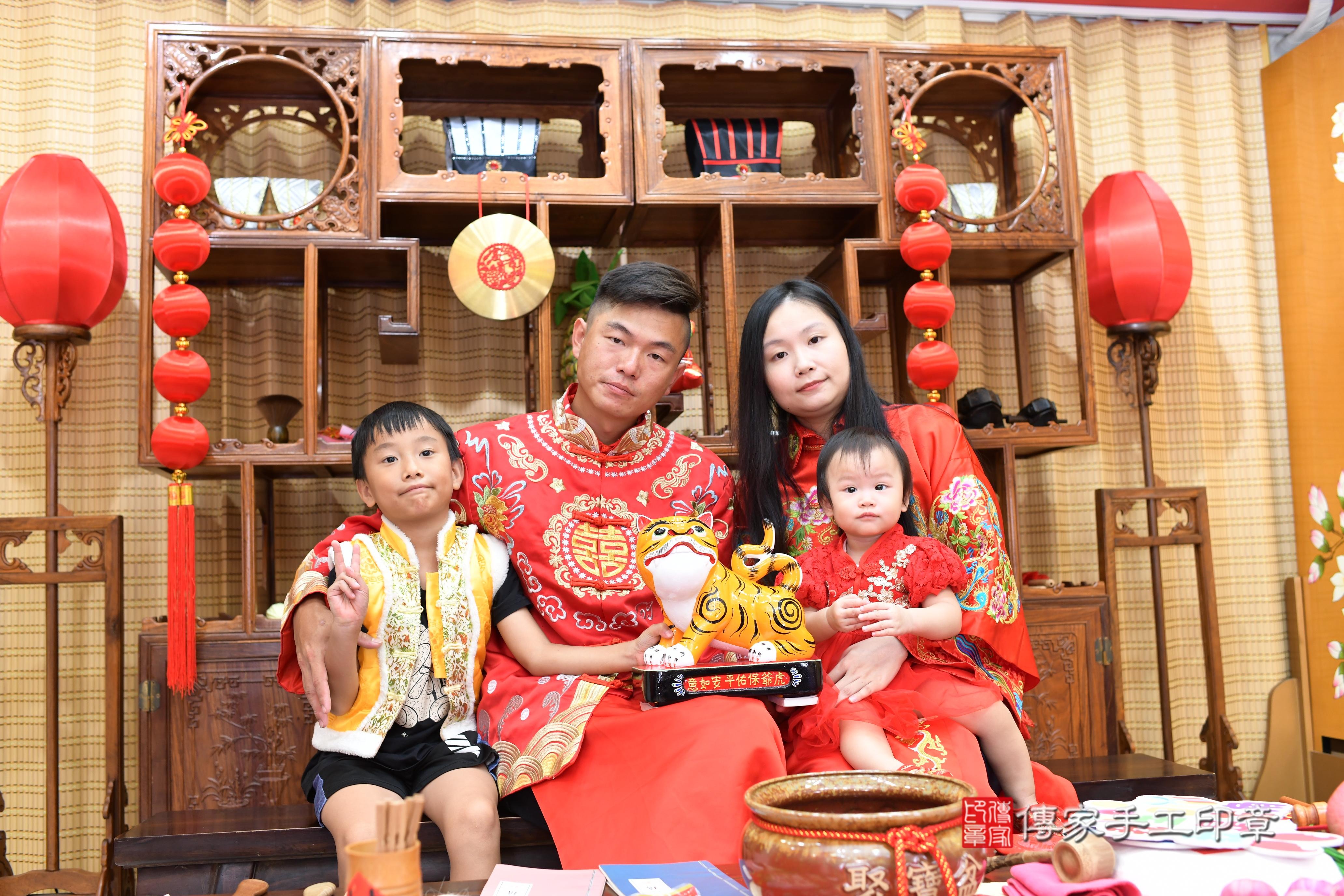傳家手工印章台南店、抓周、度脺、中國風會場、傳家嬰兒古禮、吉祥話、抓周道具物品24種、拍照。抓周證書。寶寶抓周、滿周歲、生日快樂、祝福