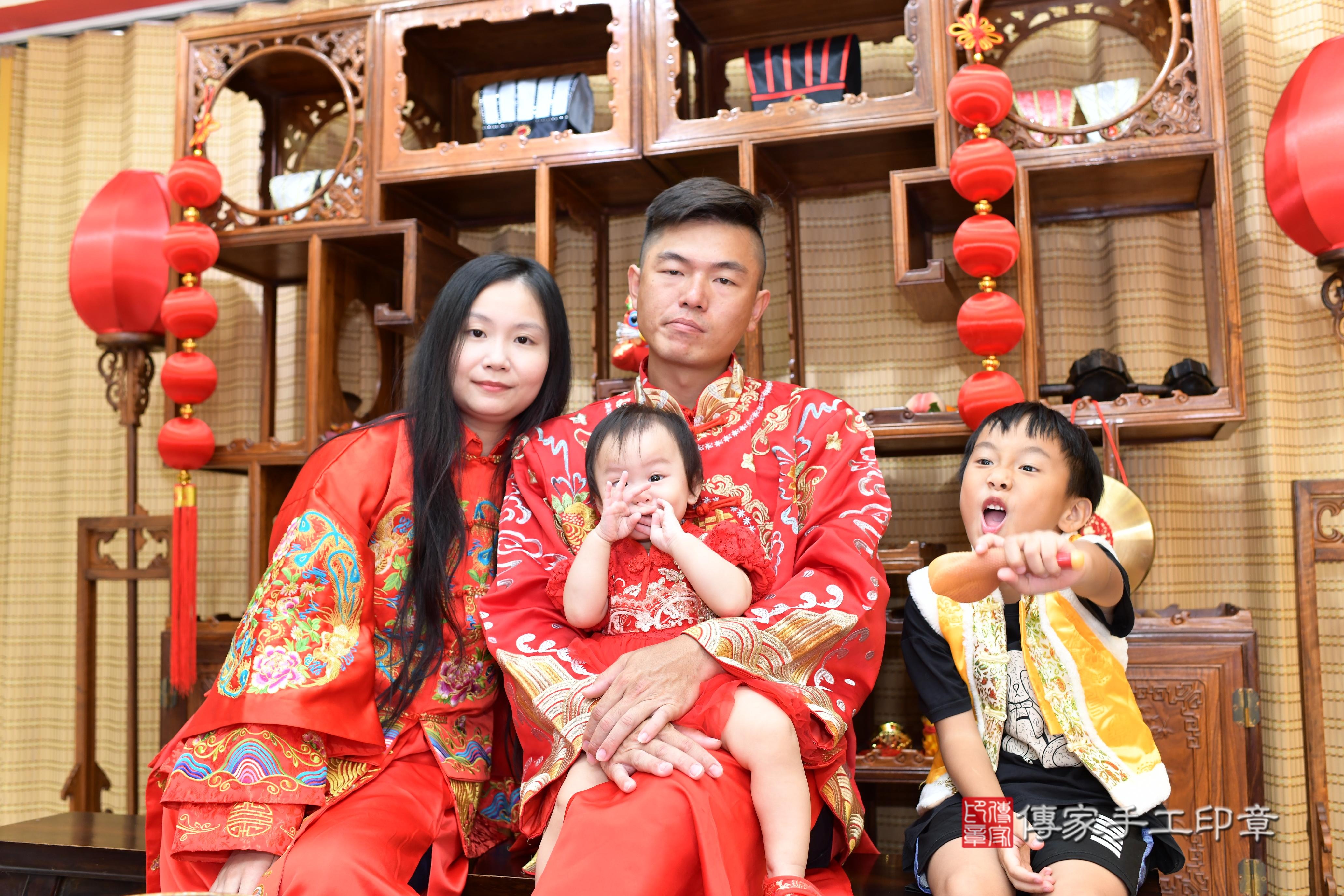 傳家手工印章台南店、抓周、度脺、中國風會場、傳家嬰兒古禮、吉祥話、抓周道具物品24種、拍照。抓周證書。寶寶抓周、滿周歲、生日快樂、祝福