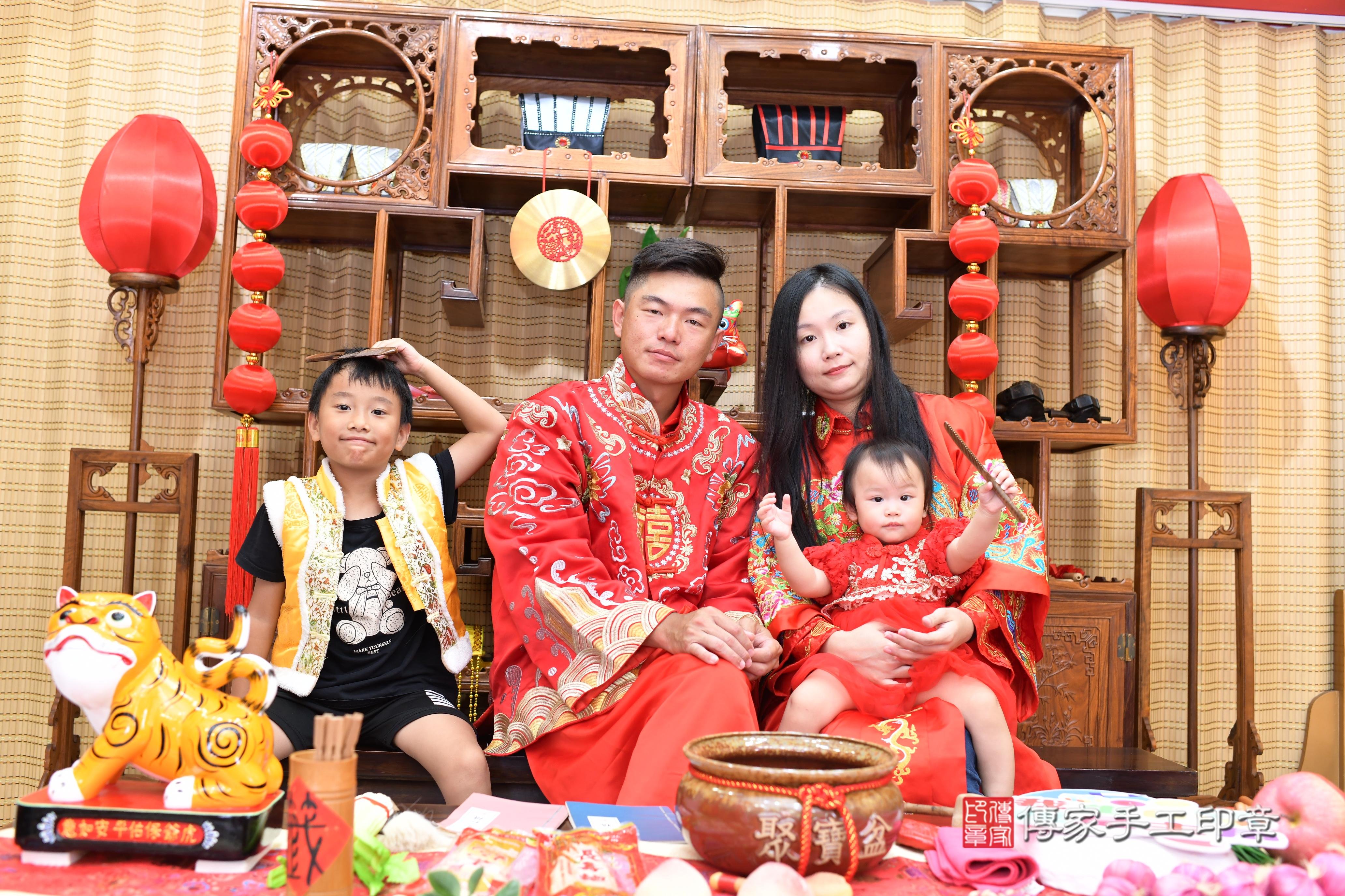 傳家手工印章台南店、抓周、度脺、中國風會場、傳家嬰兒古禮、吉祥話、抓周道具物品24種、拍照。抓周證書。寶寶抓周、滿周歲、生日快樂、祝福