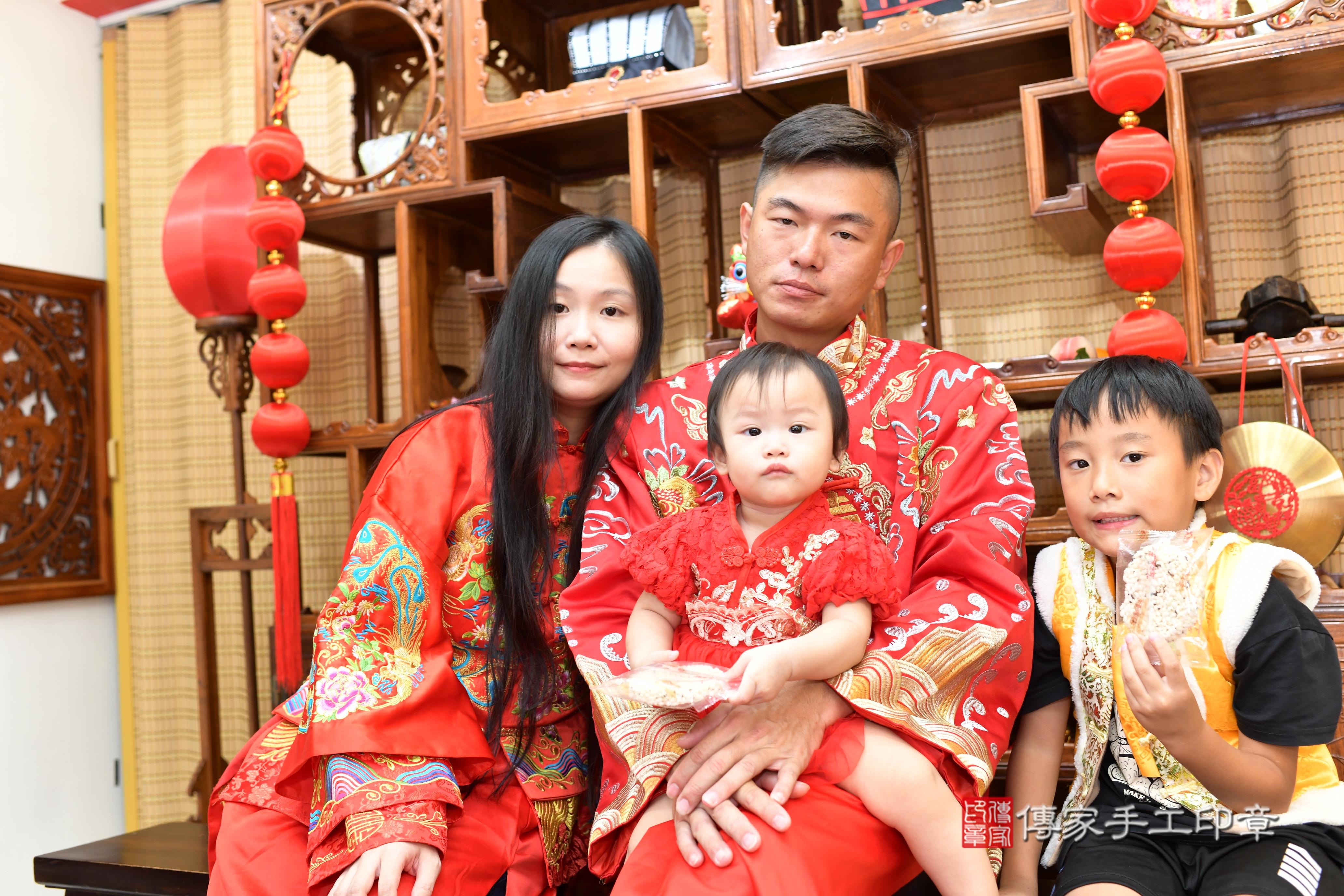 傳家手工印章台南店、抓周、度脺、中國風會場、傳家嬰兒古禮、吉祥話、抓周道具物品24種、拍照。抓周證書。寶寶抓周、滿周歲、生日快樂、祝福