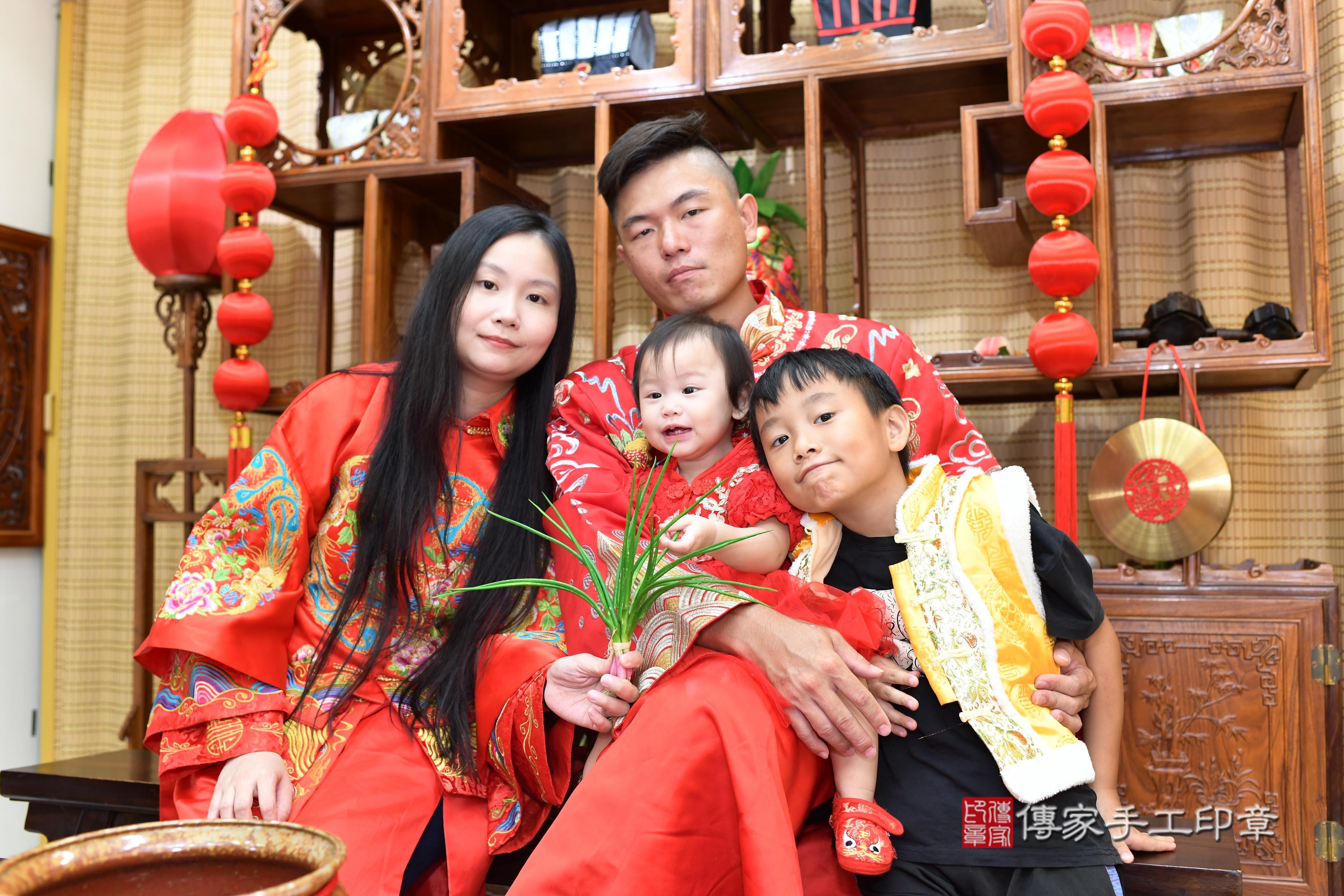 傳家手工印章台南店、抓周、度脺、中國風會場、傳家嬰兒古禮、吉祥話、抓周道具物品24種、拍照。抓周證書。寶寶抓周、滿周歲、生日快樂、祝福