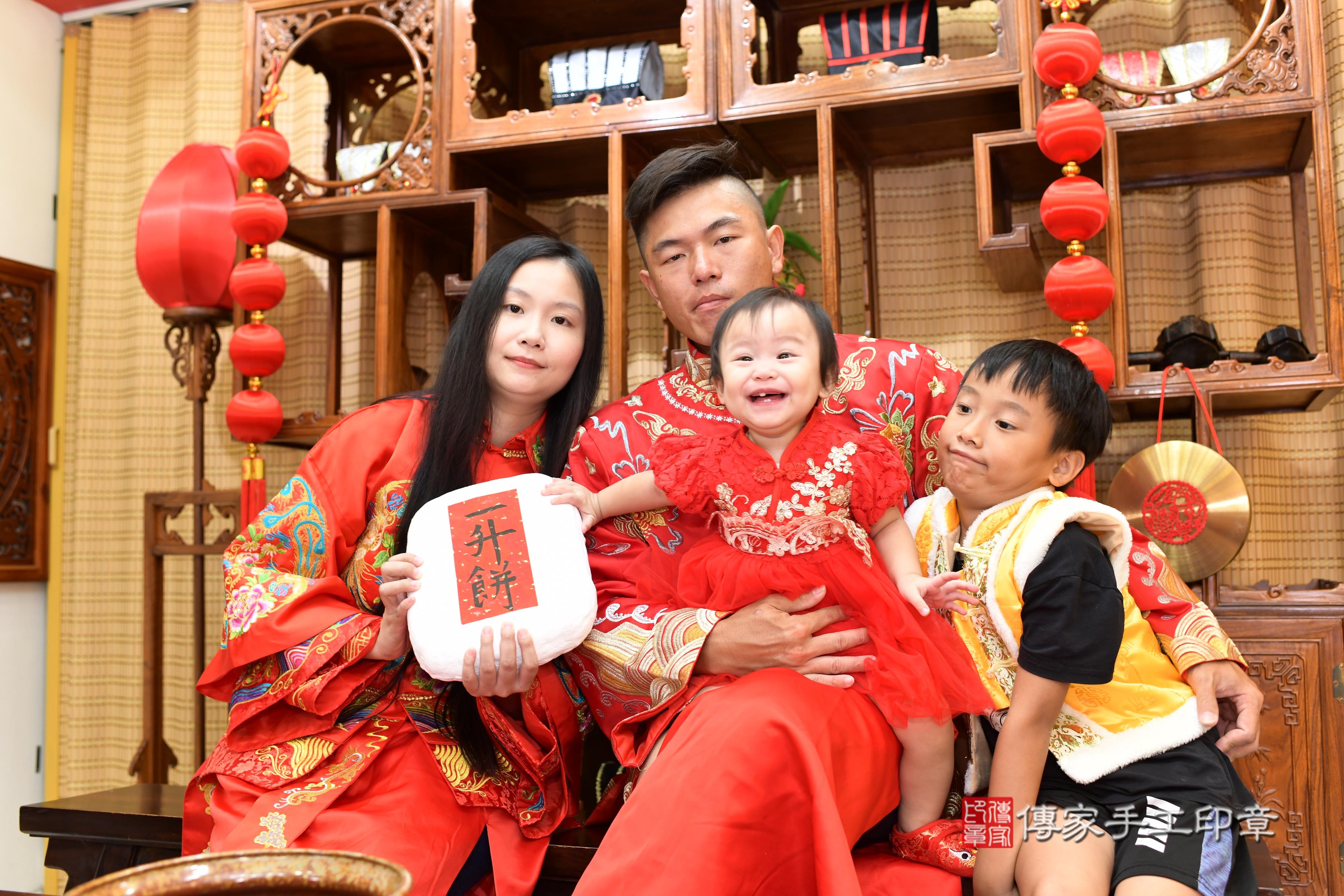 傳家手工印章台南店、抓周、度脺、中國風會場、傳家嬰兒古禮、吉祥話、抓周道具物品24種、拍照。抓周證書。寶寶抓周、滿周歲、生日快樂、祝福
