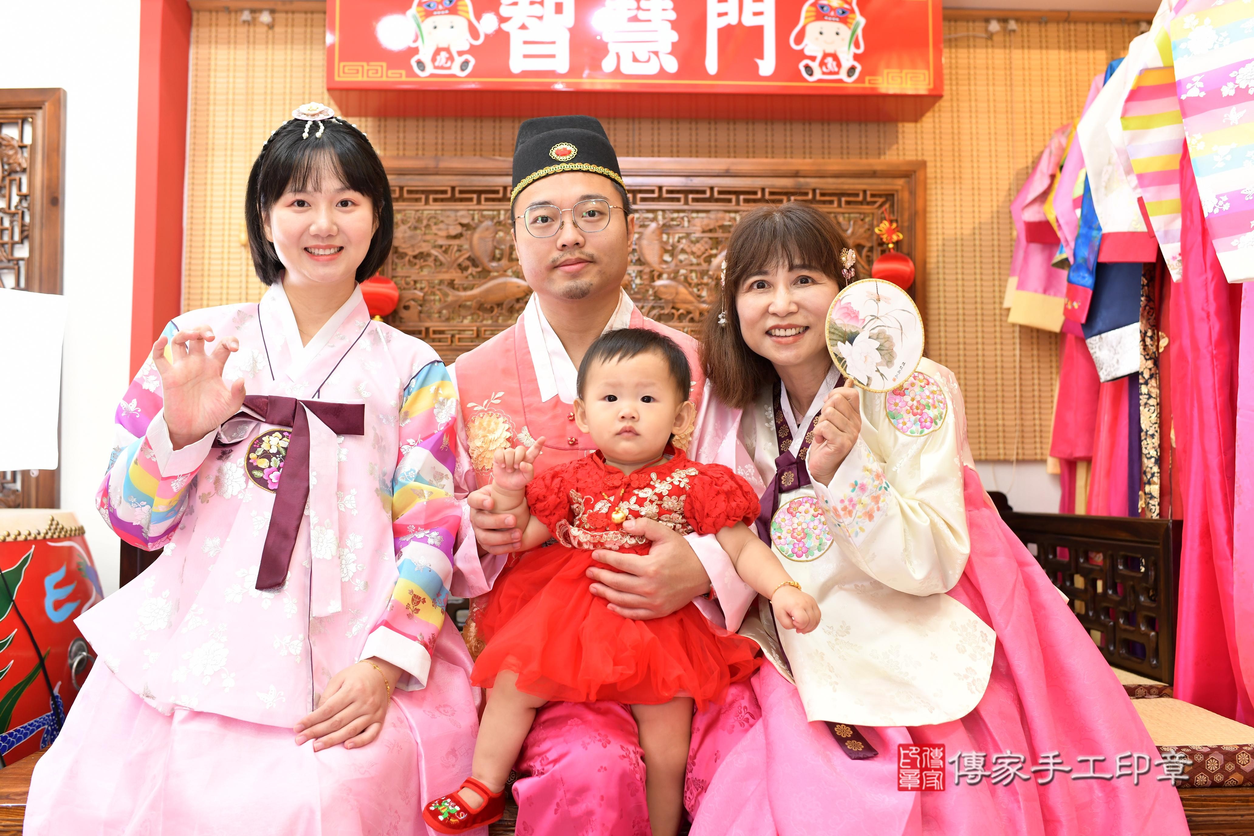 傳家手工印章台南店、抓周、度脺、中國風會場、傳家嬰兒古禮、吉祥話、抓周道具物品24種、拍照。抓周證書。寶寶抓周、滿周歲、生日快樂、祝福