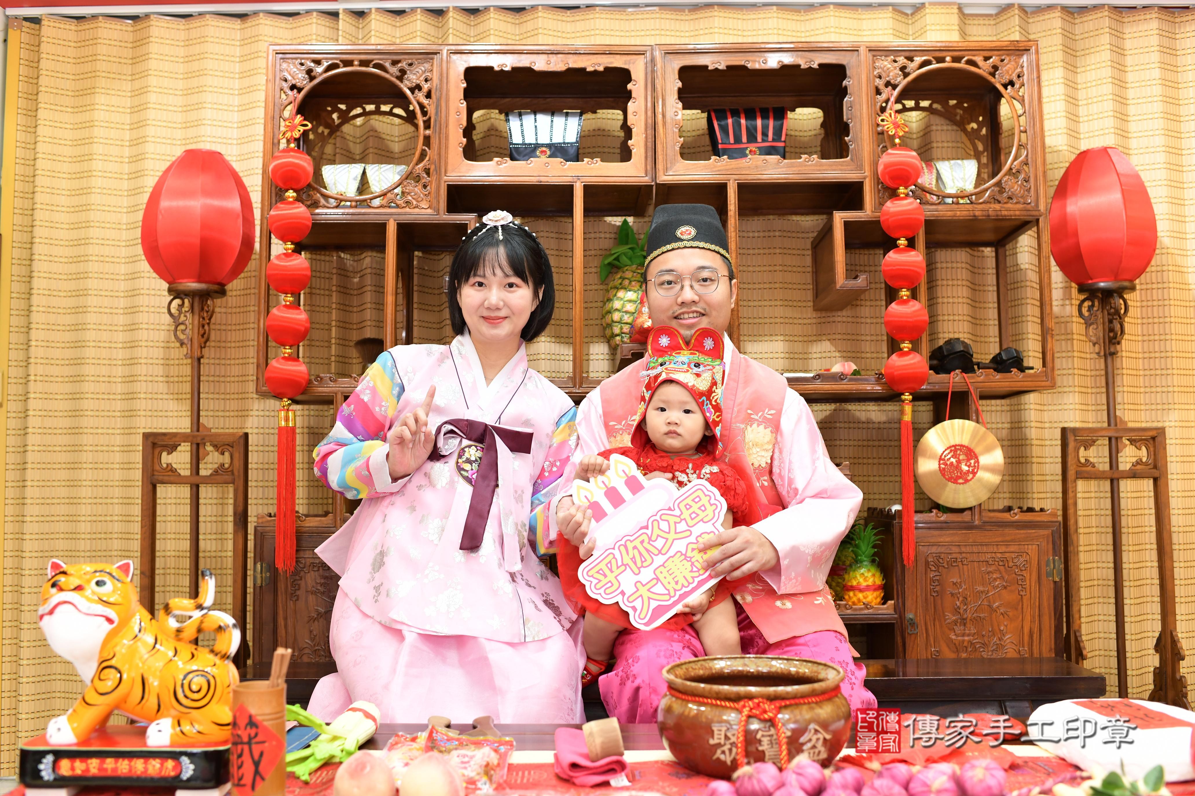 傳家手工印章台南店、抓周、度脺、中國風會場、傳家嬰兒古禮、吉祥話、抓周道具物品24種、拍照。抓周證書。寶寶抓周、滿周歲、生日快樂、祝福