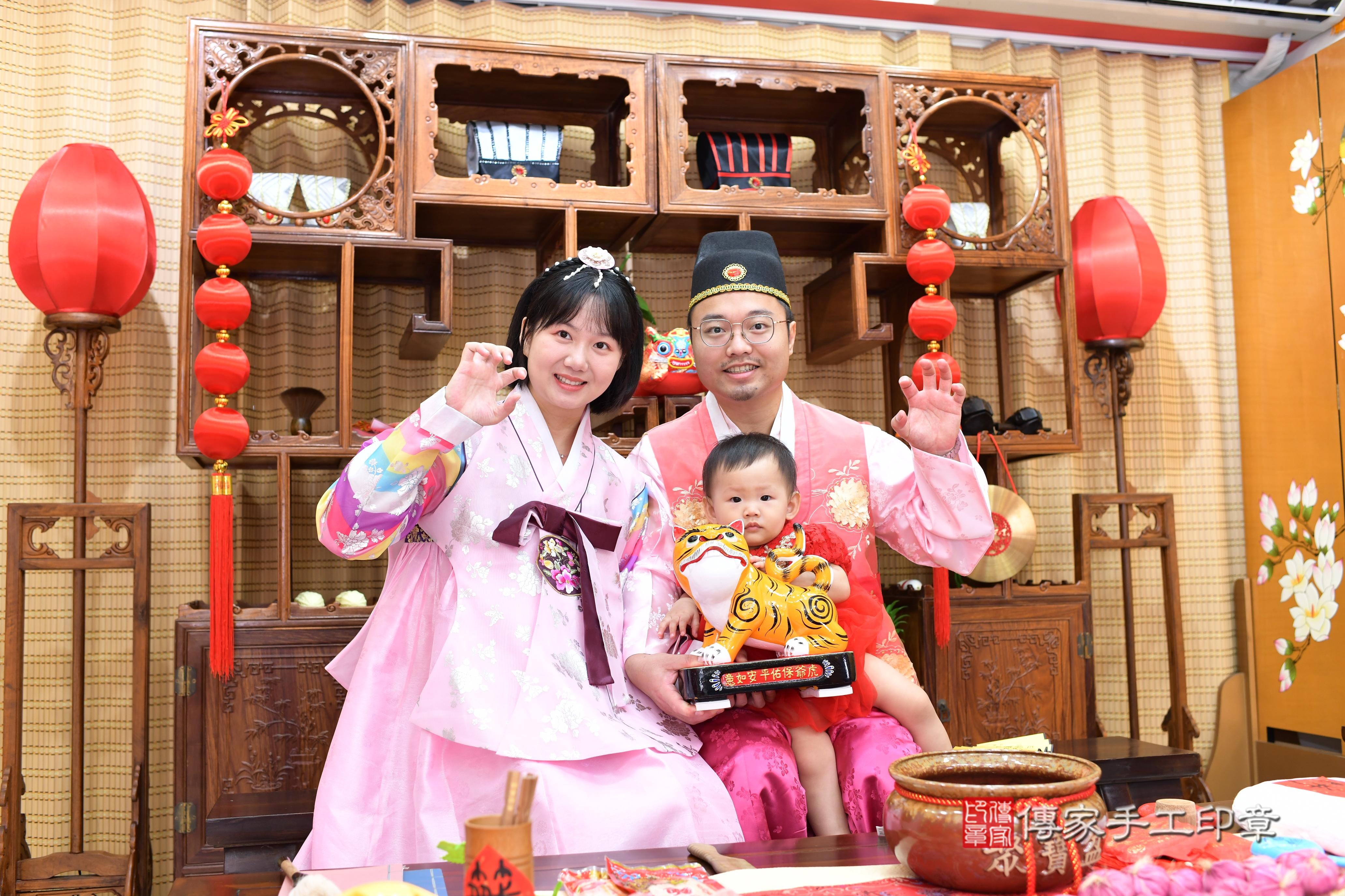 傳家手工印章台南店、抓周、度脺、中國風會場、傳家嬰兒古禮、吉祥話、抓周道具物品24種、拍照。抓周證書。寶寶抓周、滿周歲、生日快樂、祝福