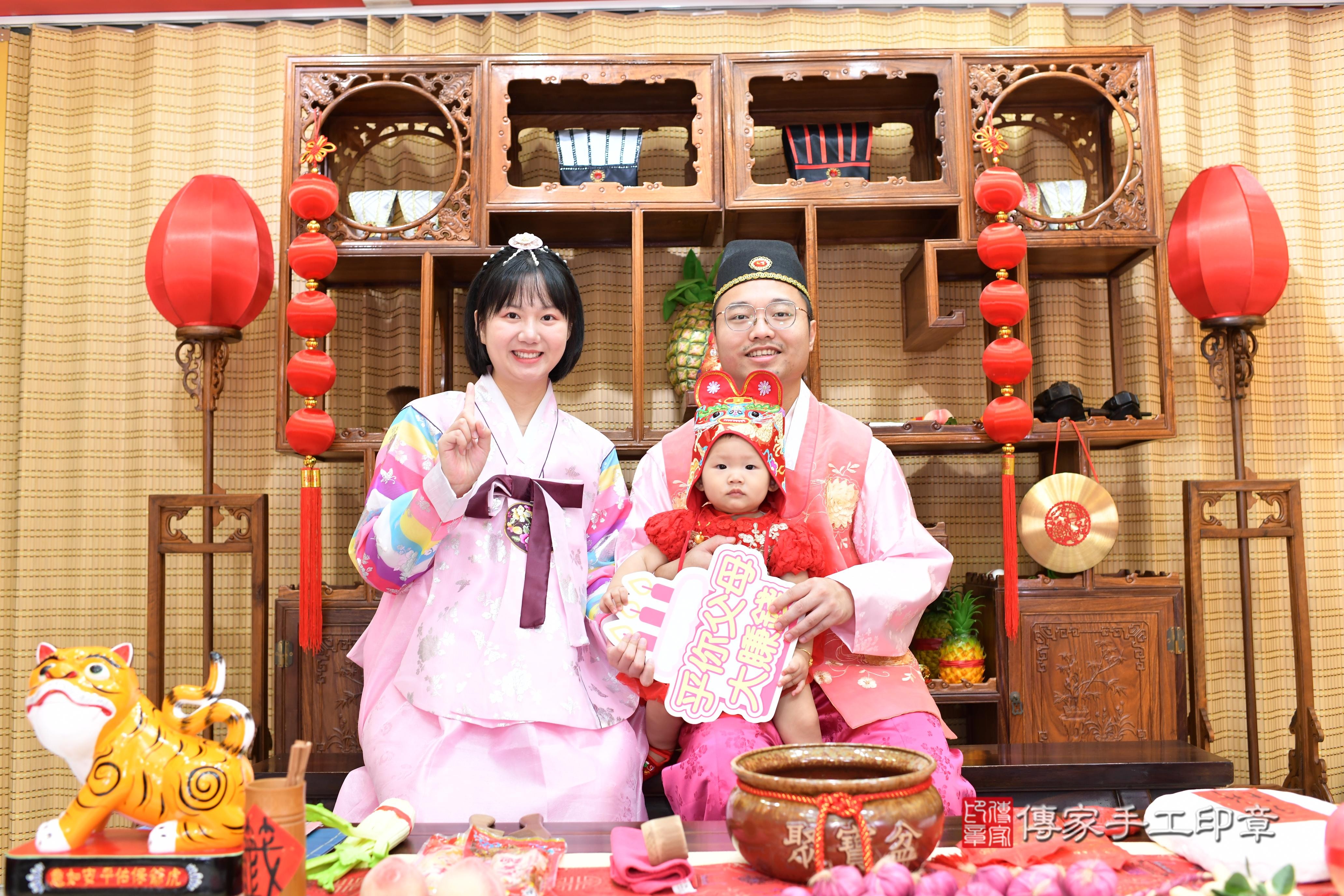 傳家手工印章台南店、抓周、度脺、中國風會場、傳家嬰兒古禮、吉祥話、抓周道具物品24種、拍照。抓周證書。寶寶抓周、滿周歲、生日快樂、祝福