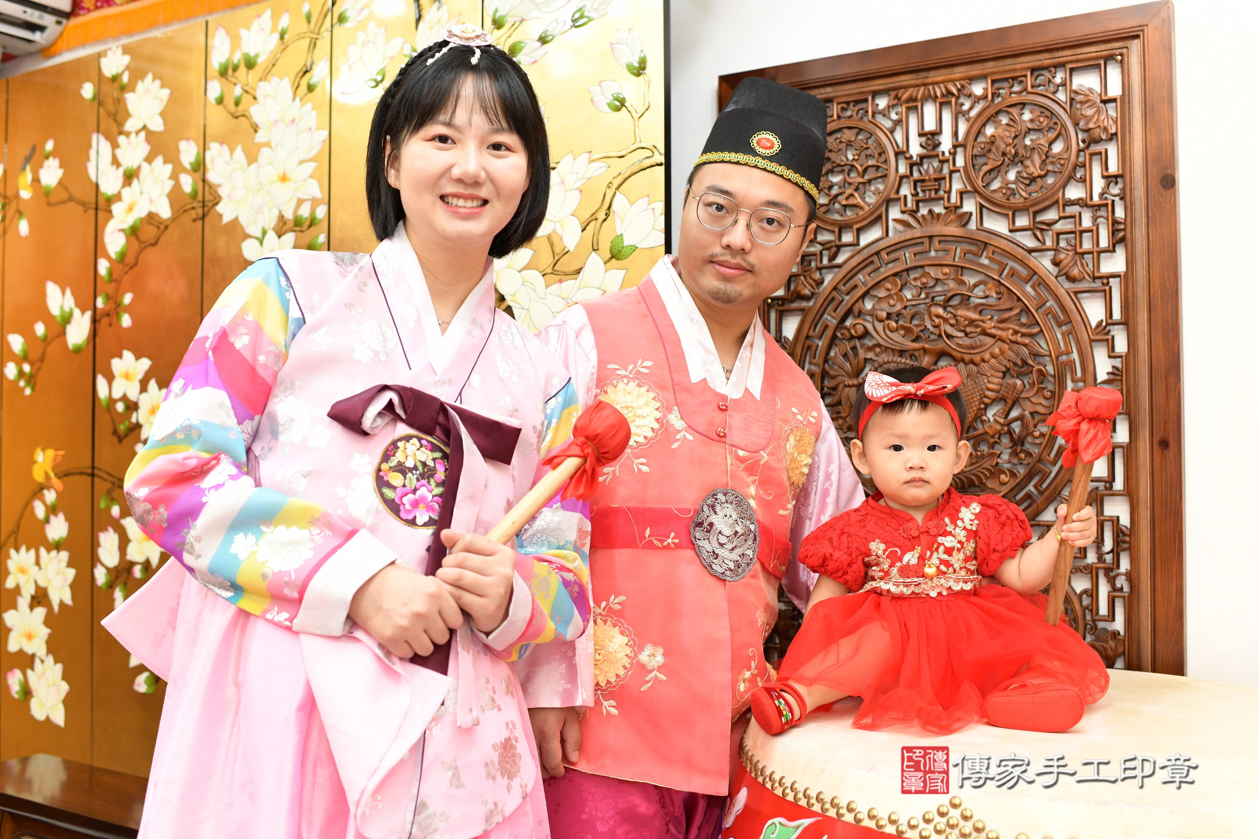 傳家手工印章台南店、抓周、度脺、中國風會場、傳家嬰兒古禮、吉祥話、抓周道具物品24種、拍照。抓周證書。寶寶抓周、滿周歲、生日快樂、祝福