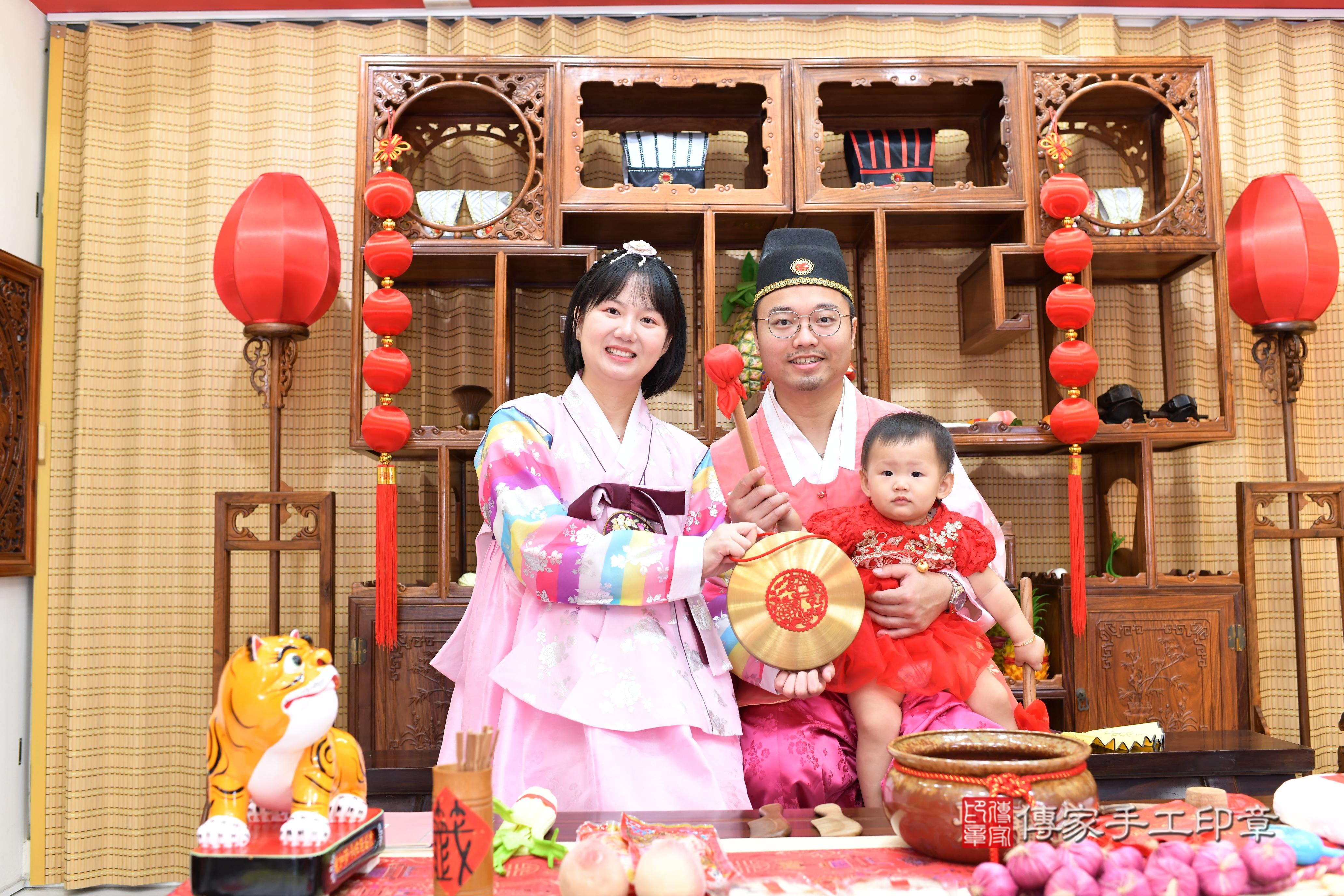 傳家手工印章台南店、抓周、度脺、中國風會場、傳家嬰兒古禮、吉祥話、抓周道具物品24種、拍照。抓周證書。寶寶抓周、滿周歲、生日快樂、祝福
