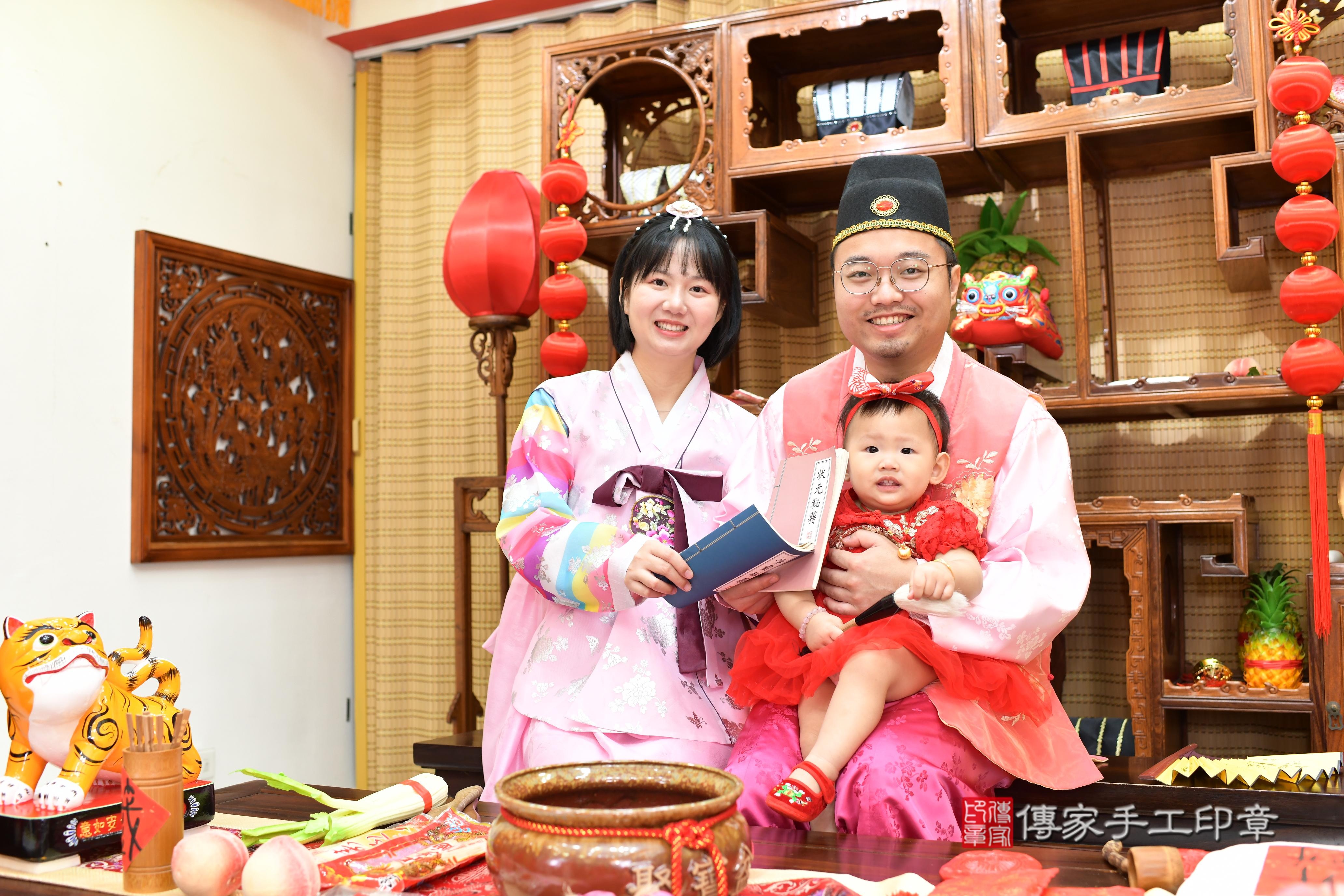 傳家手工印章台南店、抓周、度脺、中國風會場、傳家嬰兒古禮、吉祥話、抓周道具物品24種、拍照。抓周證書。寶寶抓周、滿周歲、生日快樂、祝福