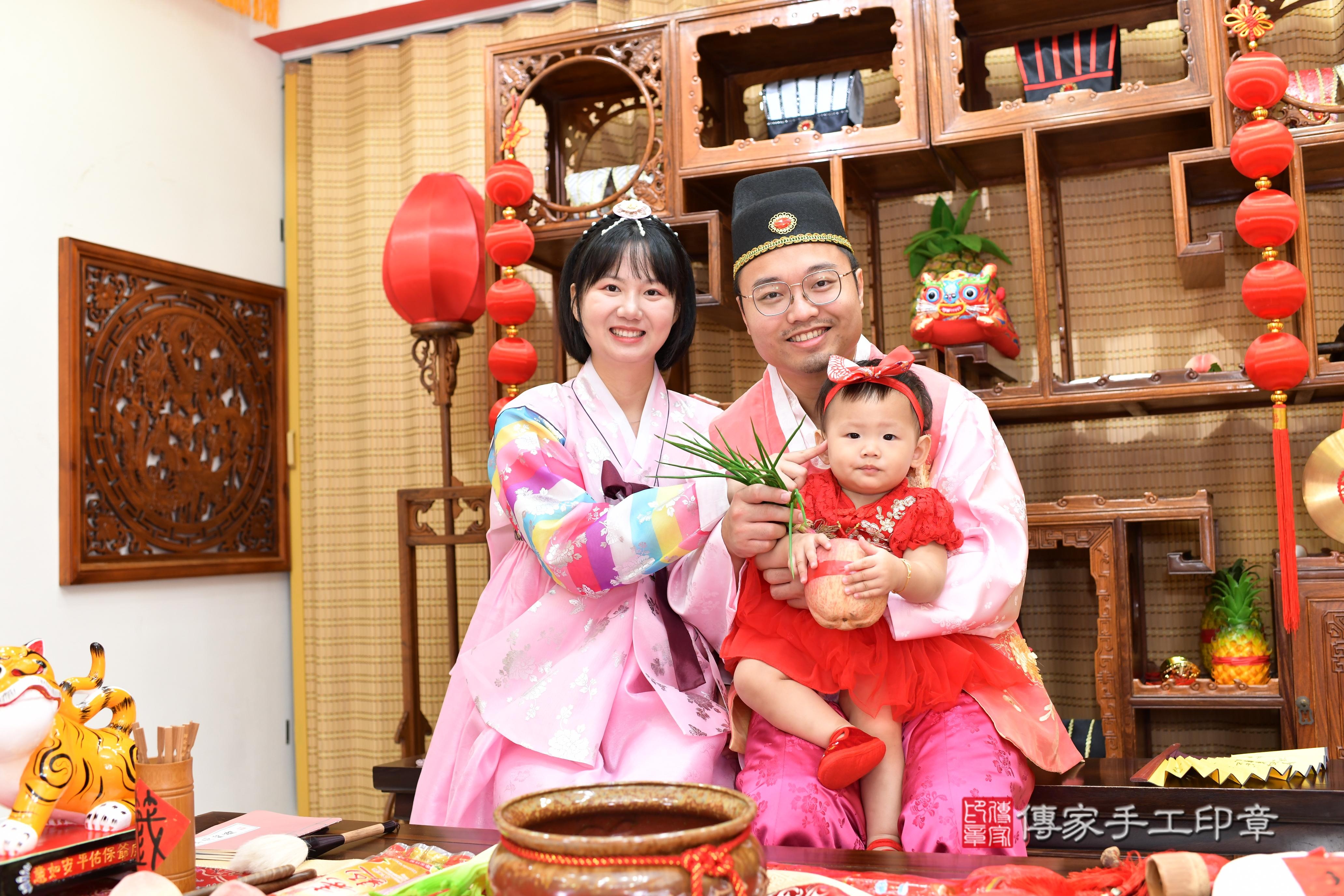 傳家手工印章台南店、抓周、度脺、中國風會場、傳家嬰兒古禮、吉祥話、抓周道具物品24種、拍照。抓周證書。寶寶抓周、滿周歲、生日快樂、祝福