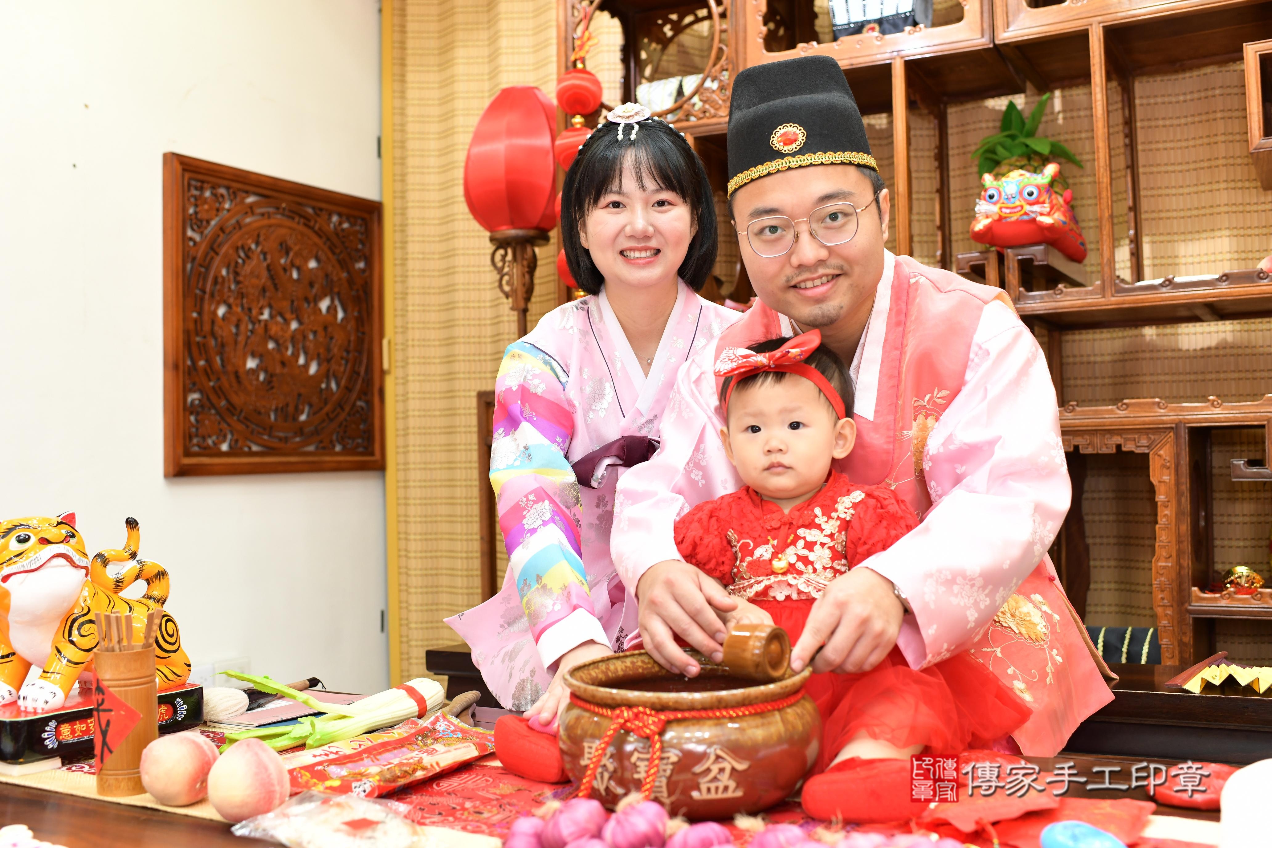 傳家手工印章台南店、抓周、度脺、中國風會場、傳家嬰兒古禮、吉祥話、抓周道具物品24種、拍照。抓周證書。寶寶抓周、滿周歲、生日快樂、祝福