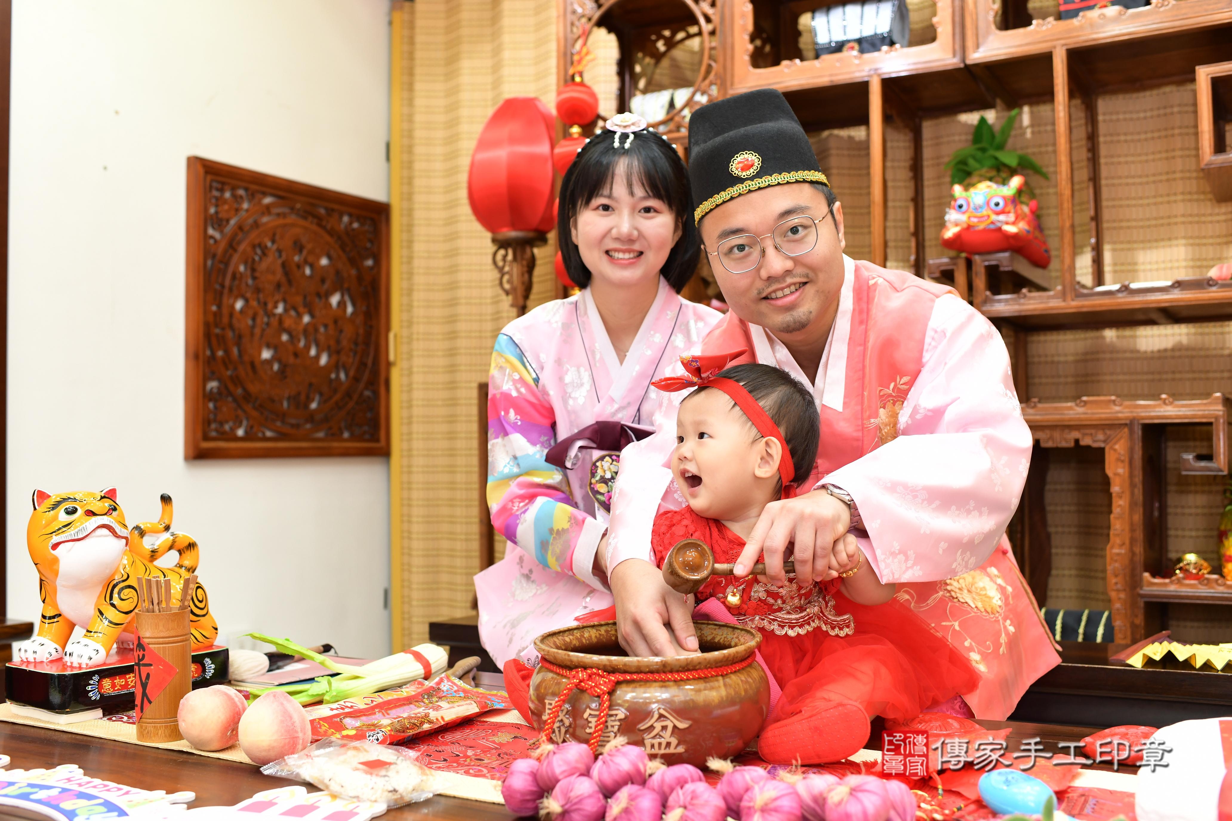 傳家手工印章台南店、抓周、度脺、中國風會場、傳家嬰兒古禮、吉祥話、抓周道具物品24種、拍照。抓周證書。寶寶抓周、滿周歲、生日快樂、祝福