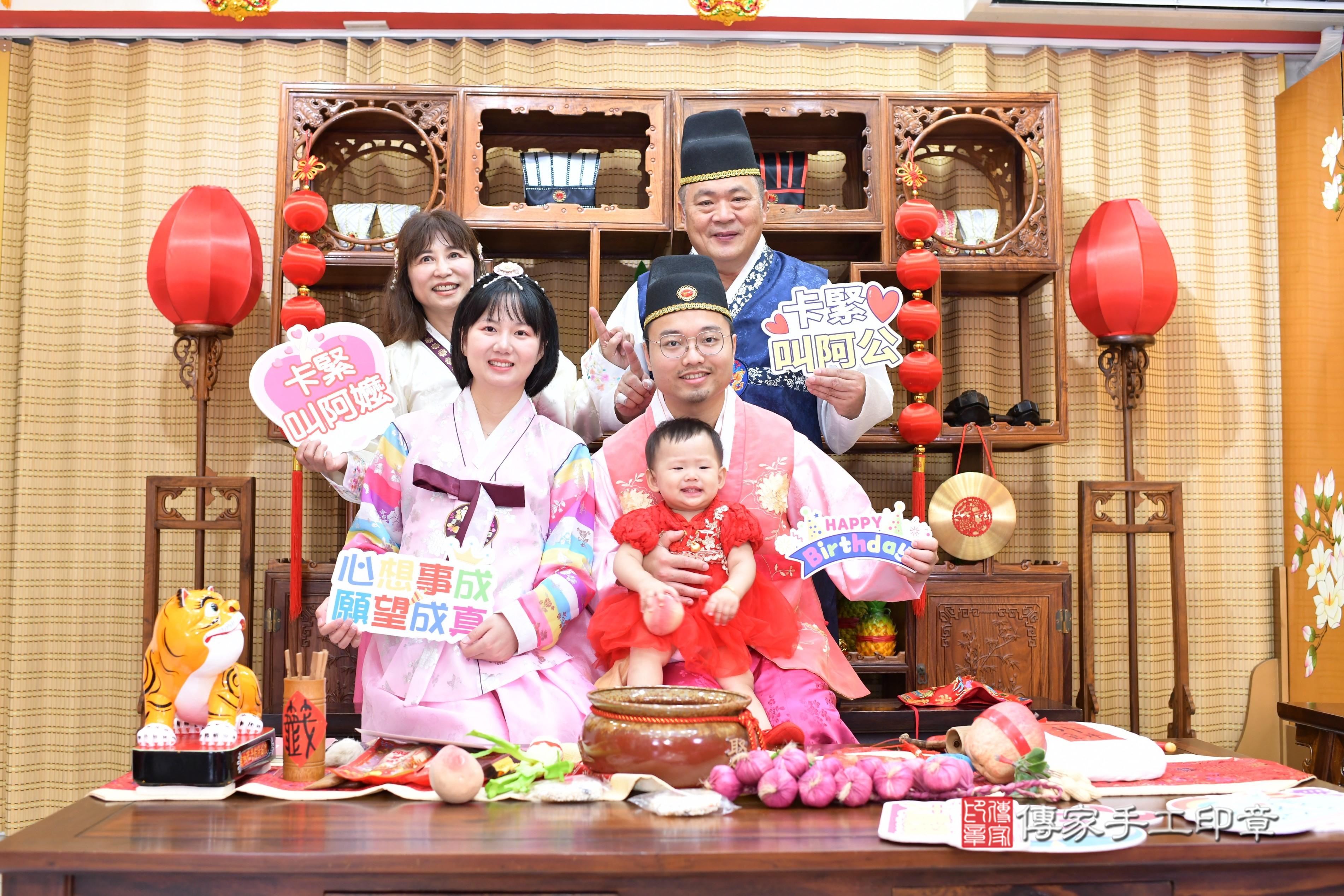 傳家手工印章台南店、抓周、度脺、中國風會場、傳家嬰兒古禮、吉祥話、抓周道具物品24種、拍照。抓周證書。寶寶抓周、滿周歲、生日快樂、祝福