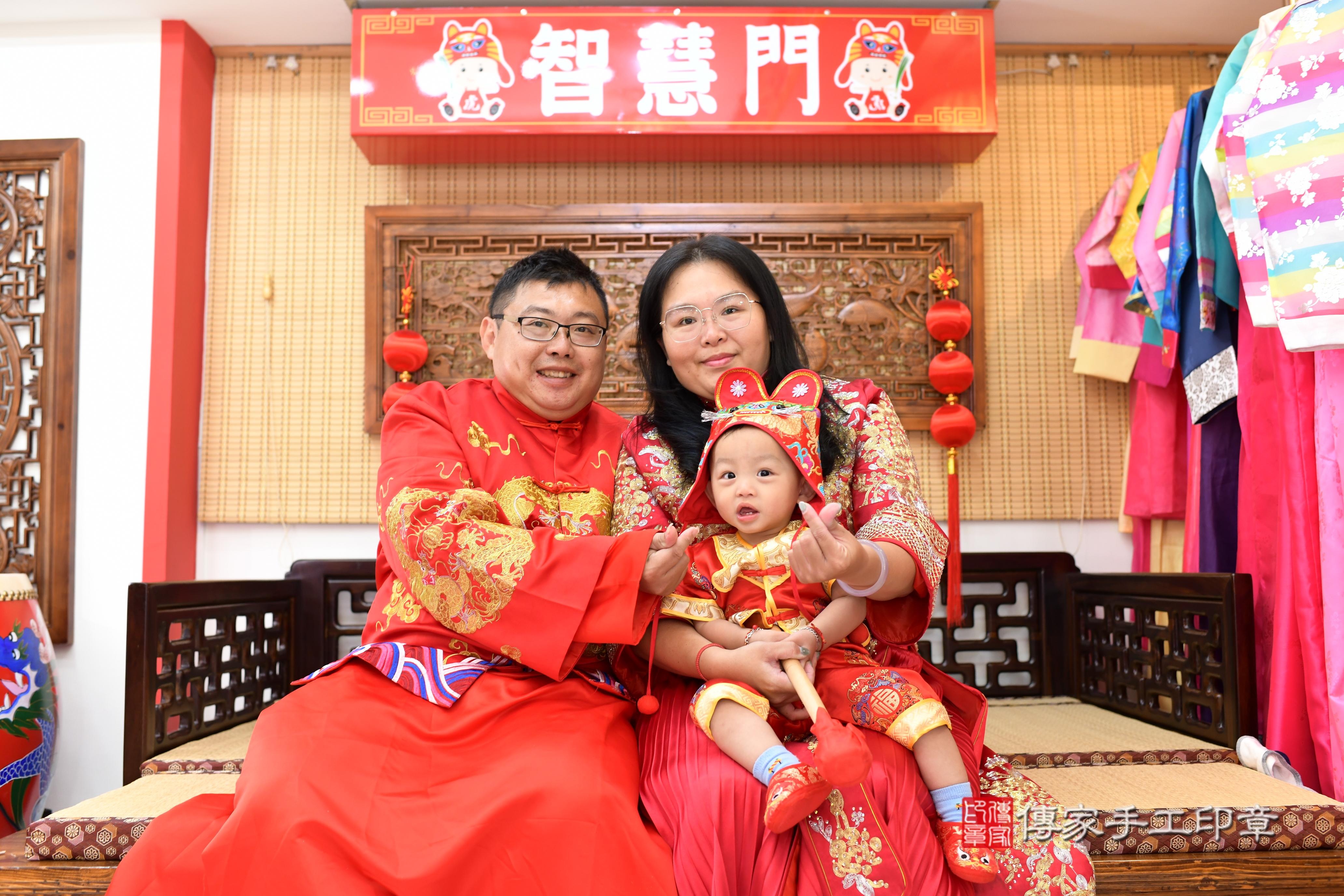 傳家手工印章台南店、抓周、度脺、中國風會場、傳家嬰兒古禮、吉祥話、抓周道具物品24種、拍照。抓周證書。寶寶抓周、滿周歲、生日快樂、祝福