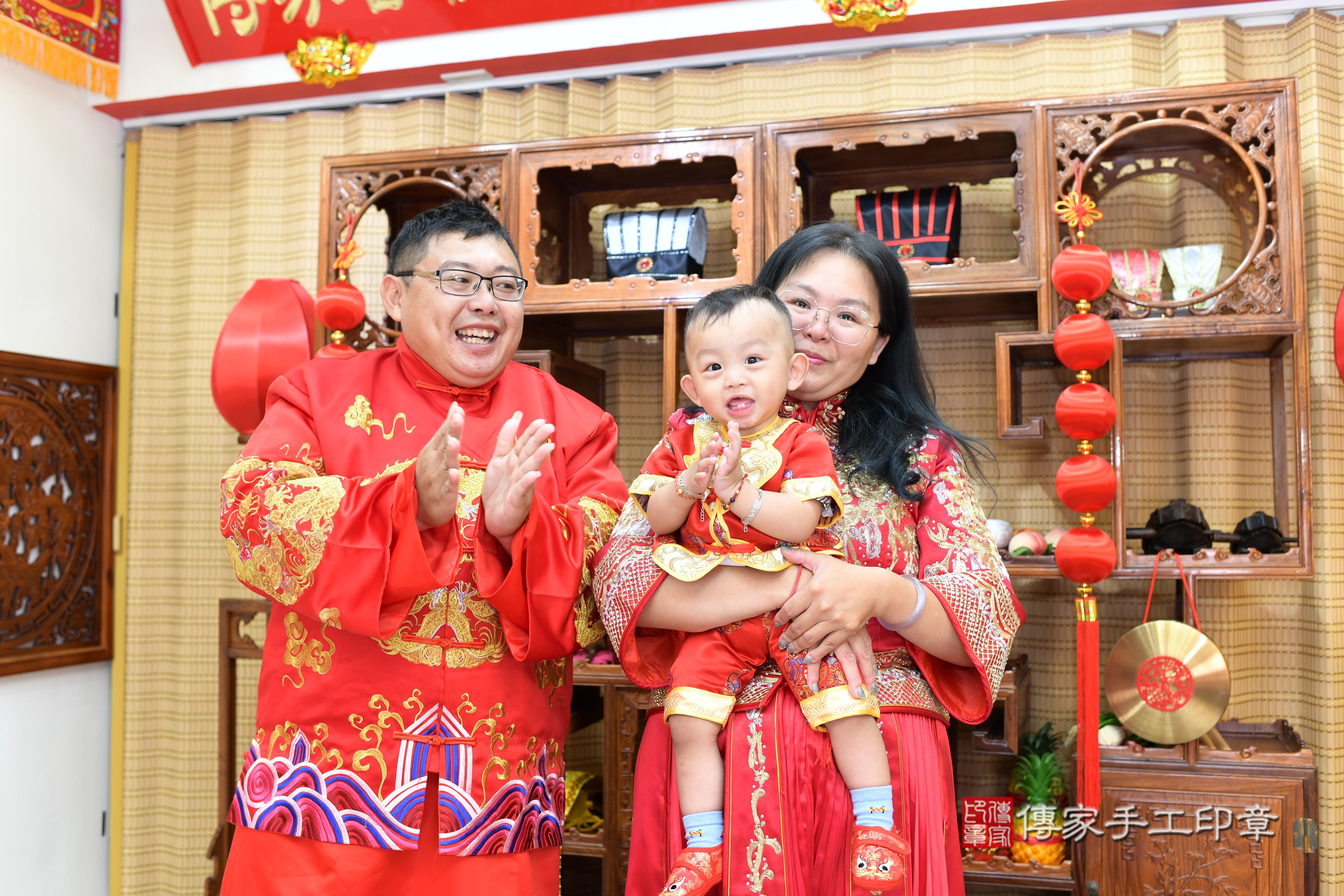 傳家手工印章台南店、抓周、度脺、中國風會場、傳家嬰兒古禮、吉祥話、抓周道具物品24種、拍照。抓周證書。寶寶抓周、滿周歲、生日快樂、祝福