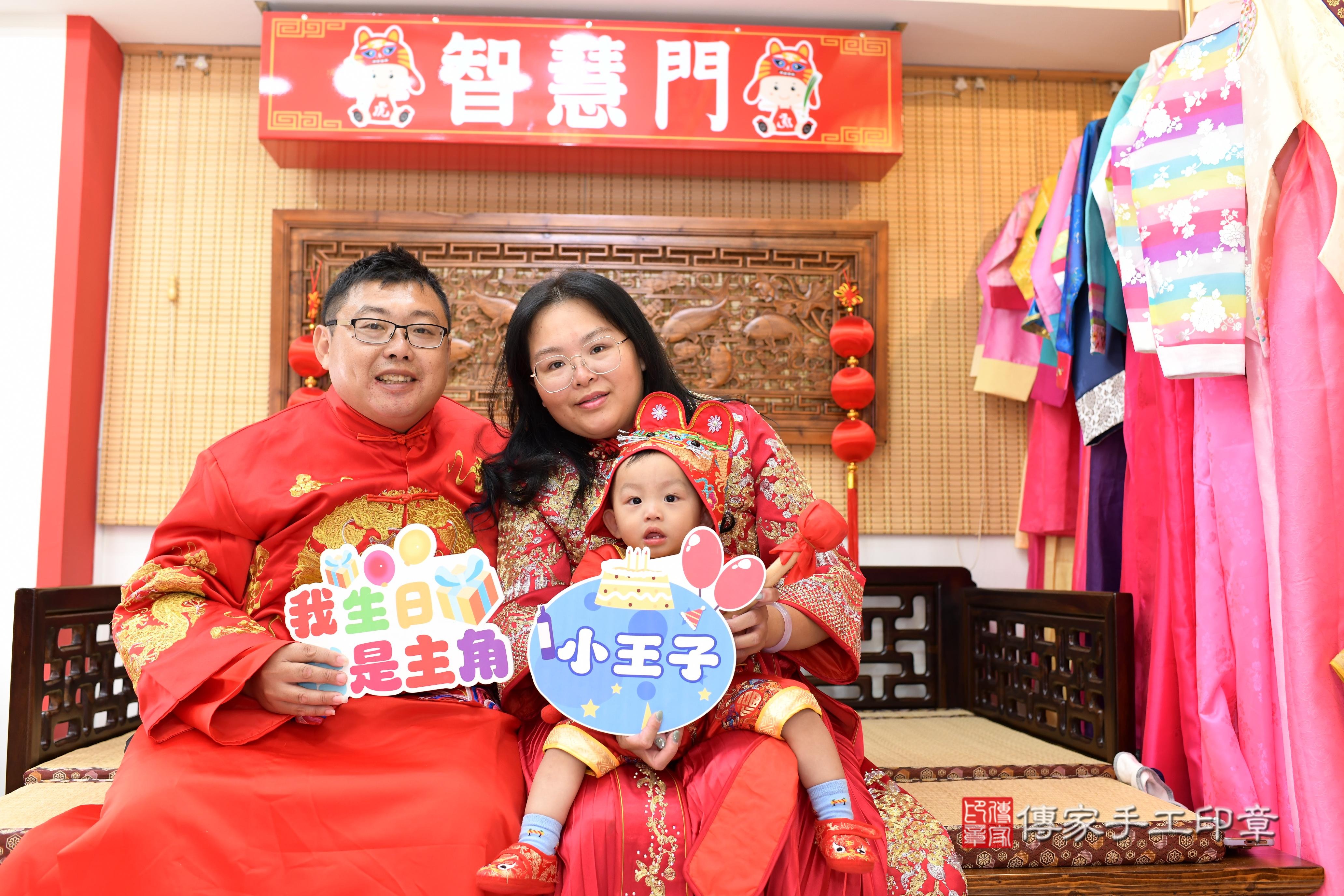 傳家手工印章台南店、抓周、度脺、中國風會場、傳家嬰兒古禮、吉祥話、抓周道具物品24種、拍照。抓周證書。寶寶抓周、滿周歲、生日快樂、祝福