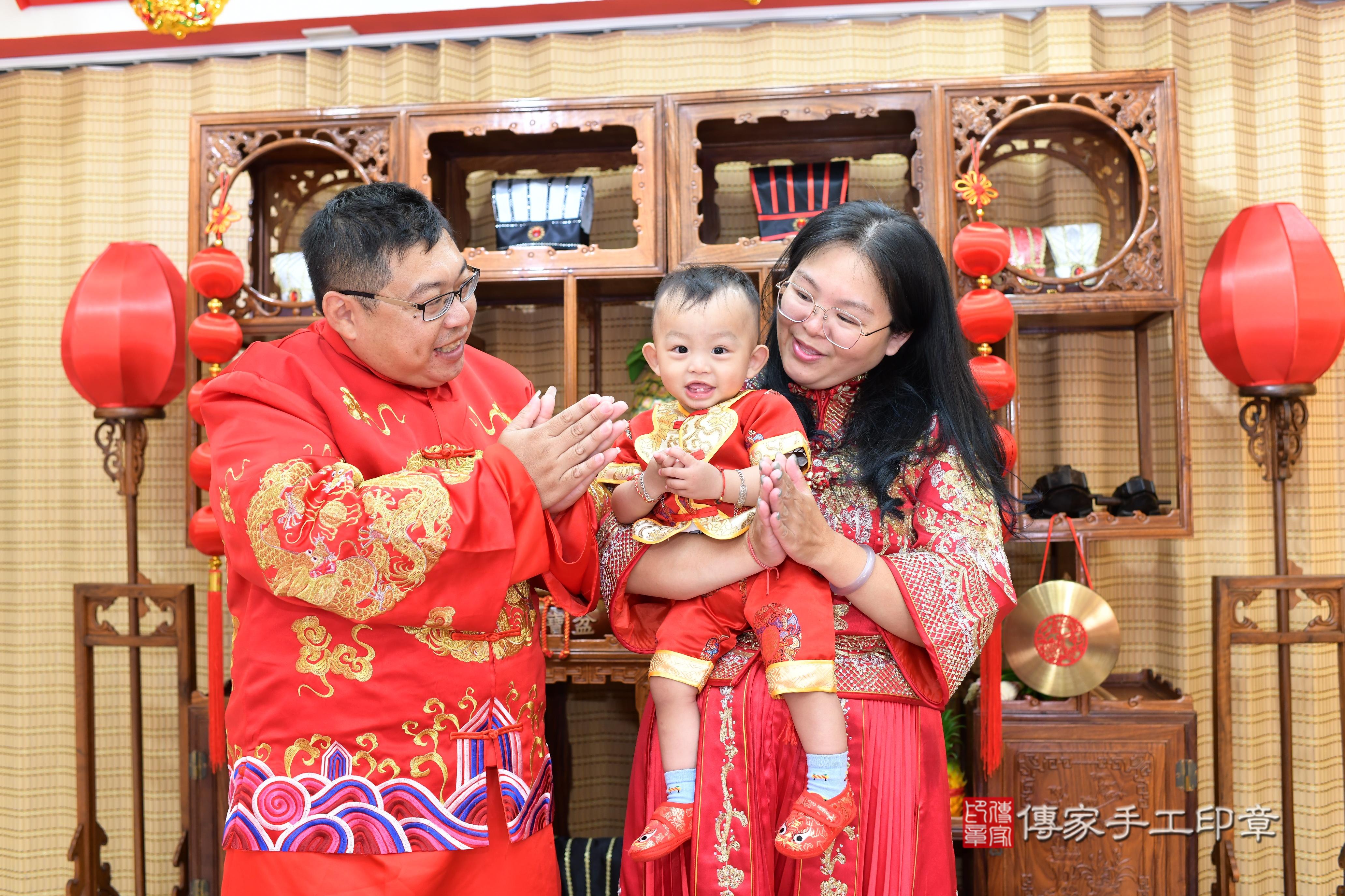 傳家手工印章台南店、抓周、度脺、中國風會場、傳家嬰兒古禮、吉祥話、抓周道具物品24種、拍照。抓周證書。寶寶抓周、滿周歲、生日快樂、祝福
