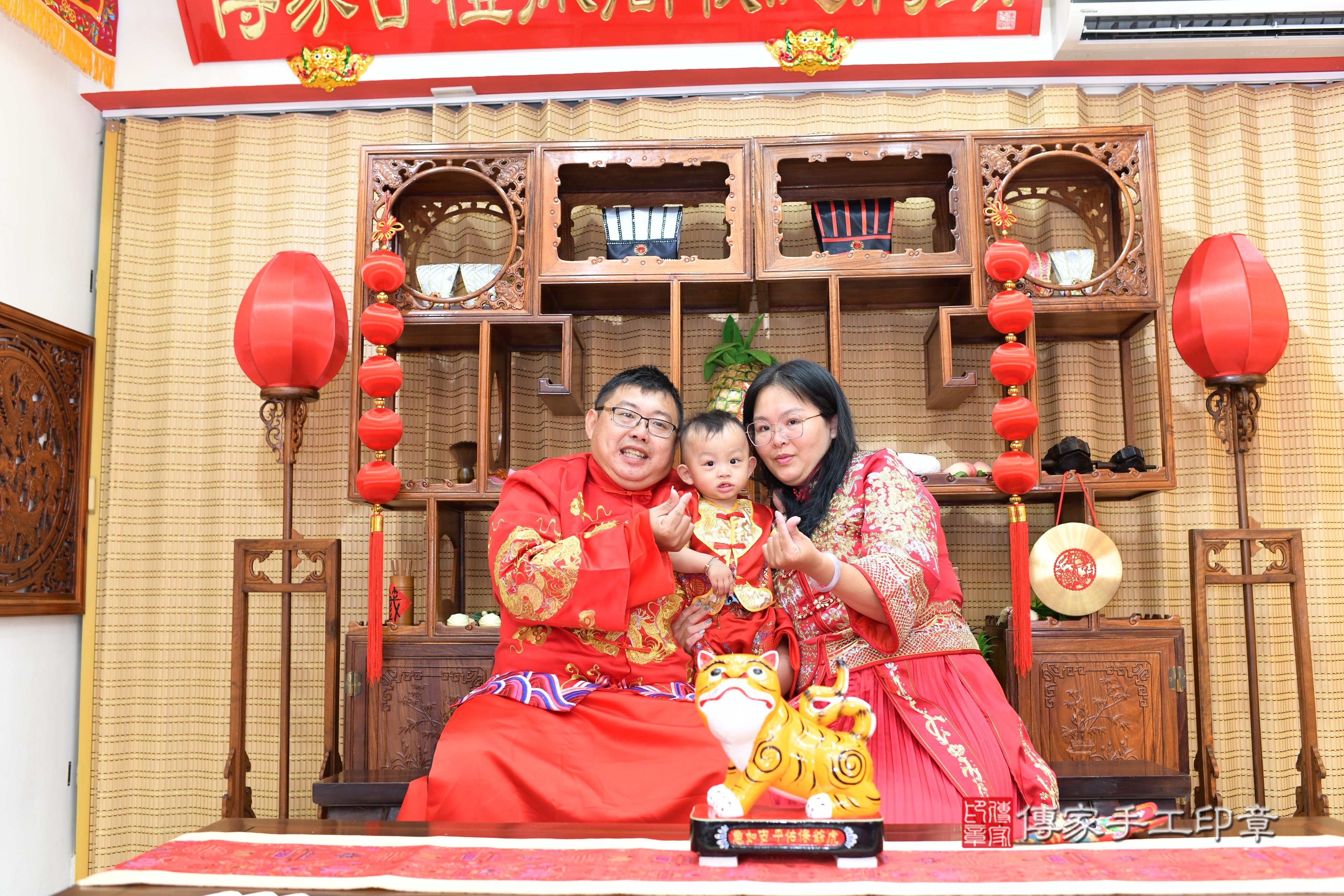 傳家手工印章台南店、抓周、度脺、中國風會場、傳家嬰兒古禮、吉祥話、抓周道具物品24種、拍照。抓周證書。寶寶抓周、滿周歲、生日快樂、祝福