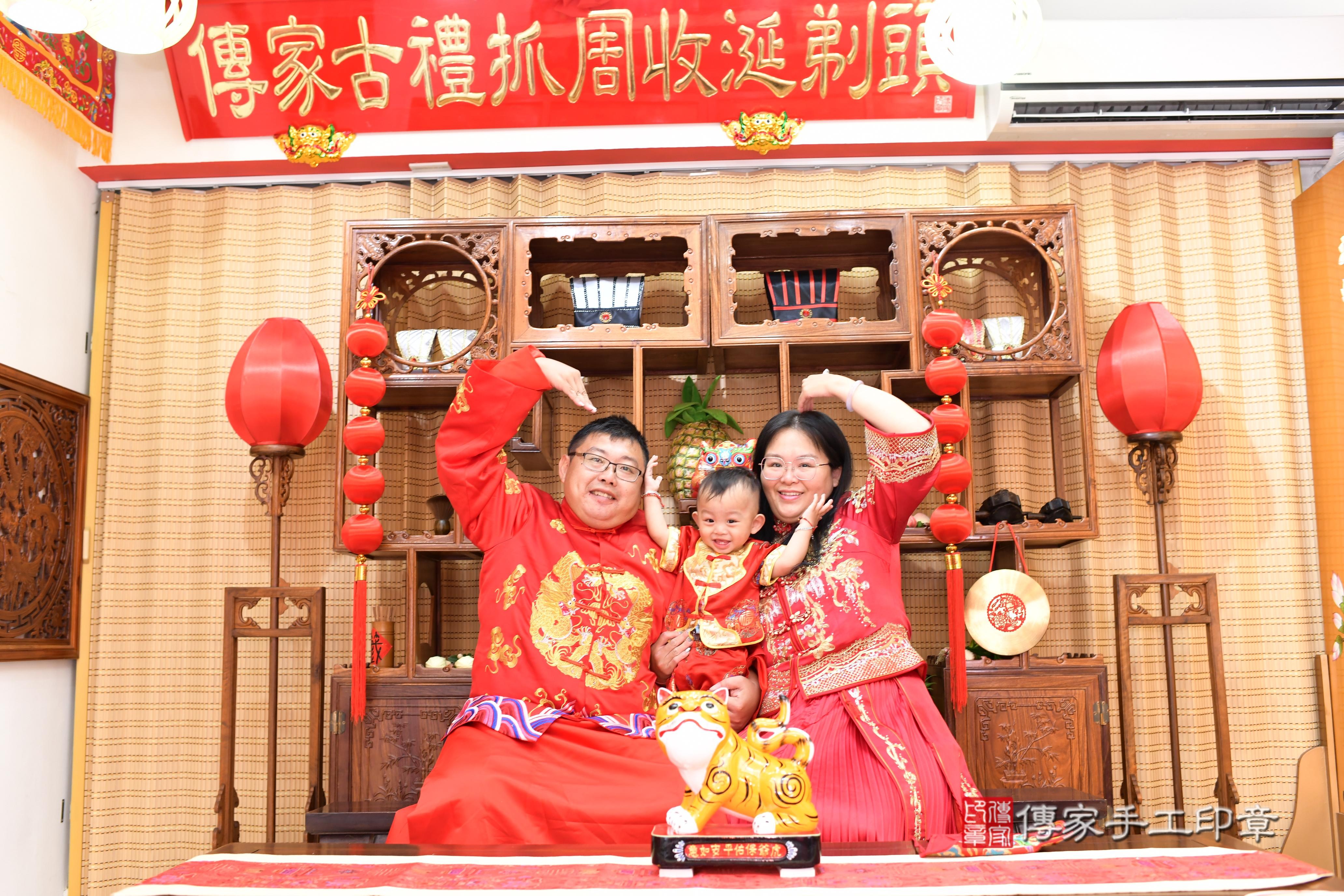 傳家手工印章台南店、抓周、度脺、中國風會場、傳家嬰兒古禮、吉祥話、抓周道具物品24種、拍照。抓周證書。寶寶抓周、滿周歲、生日快樂、祝福