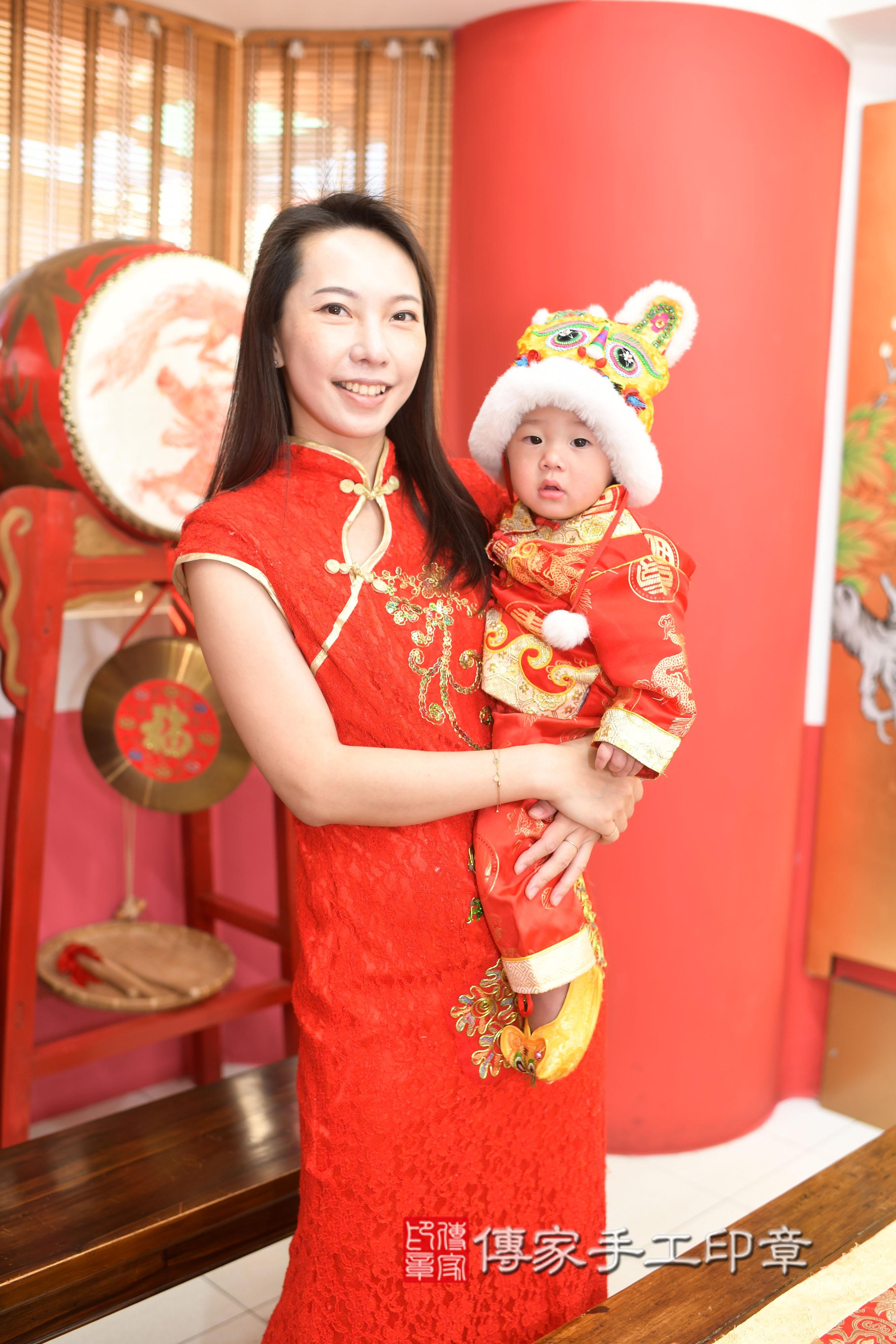 傳家手工印章台南店、抓周、度脺、中國風會場、傳家嬰兒古禮、吉祥話、抓周道具物品24種、拍照。抓周證書。寶寶抓周、滿周歲、生日快樂、祝福