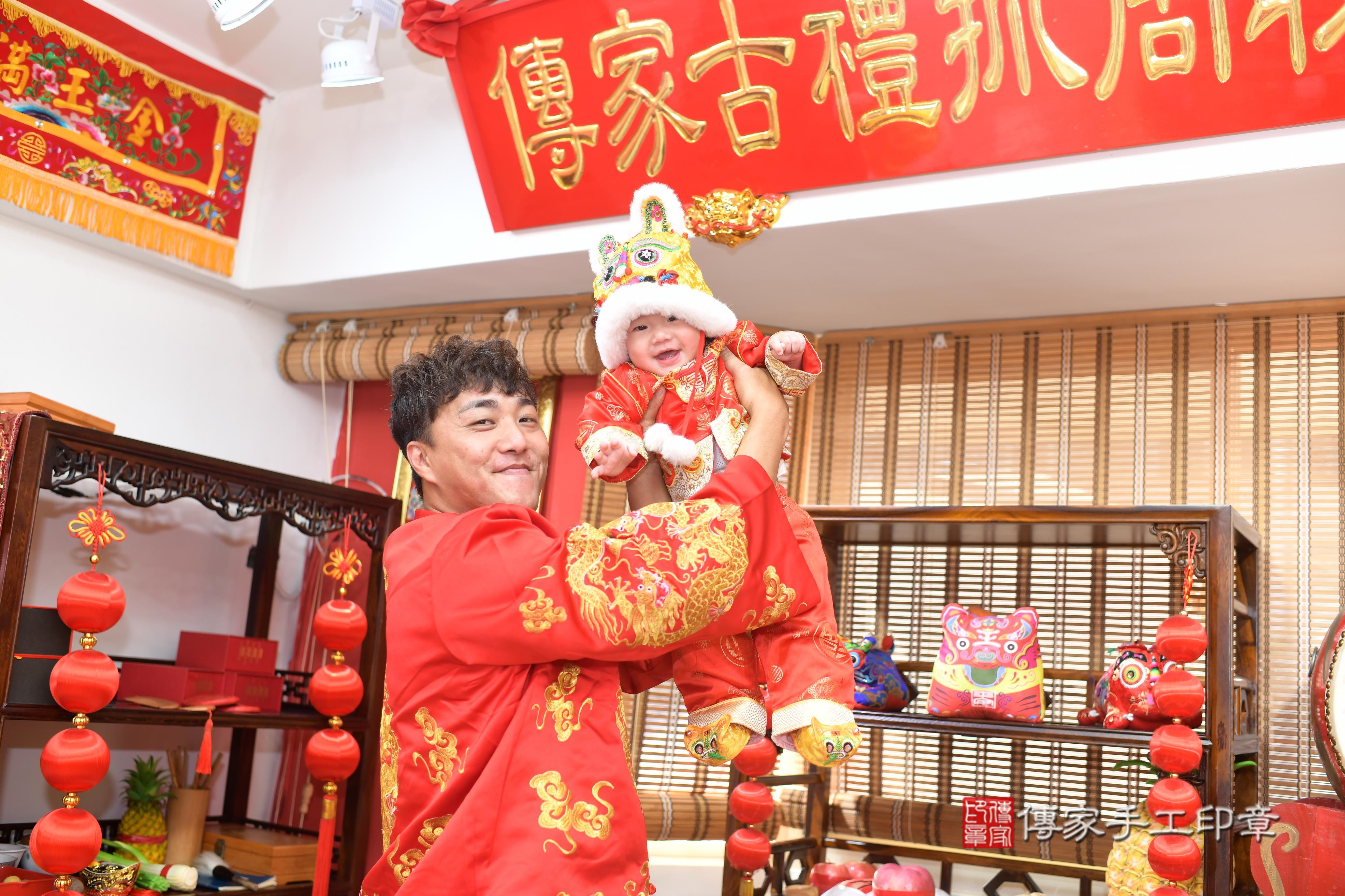 傳家手工印章台南店、抓周、度脺、中國風會場、傳家嬰兒古禮、吉祥話、抓周道具物品24種、拍照。抓周證書。寶寶抓周、滿周歲、生日快樂、祝福