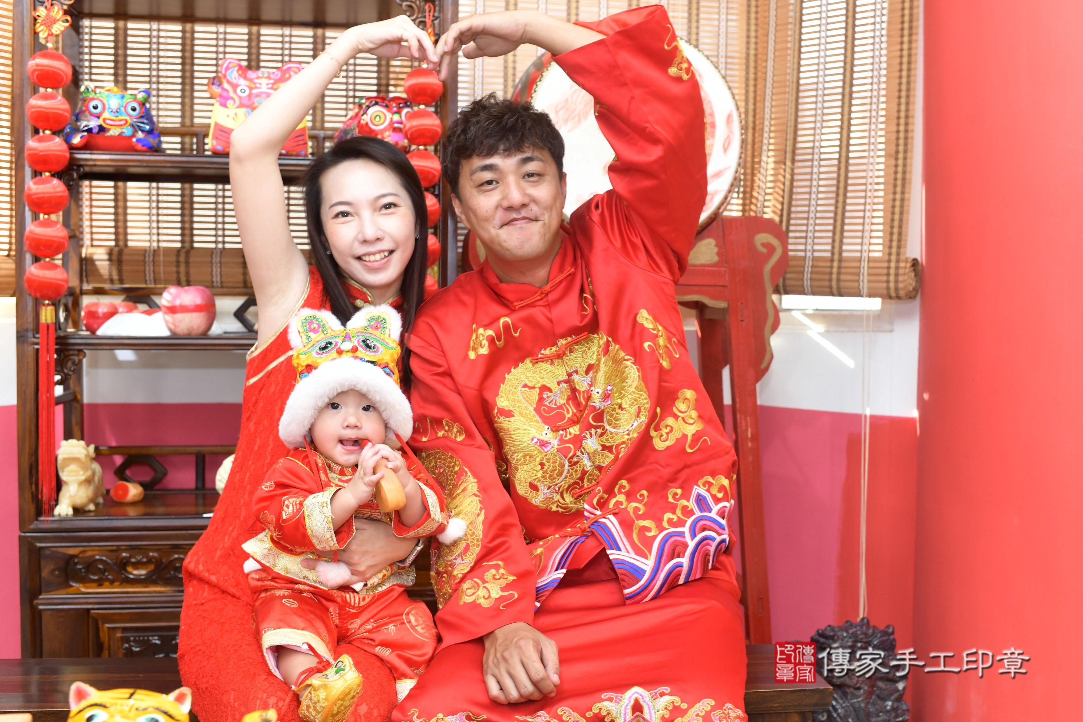 傳家手工印章台南店、抓周、度脺、中國風會場、傳家嬰兒古禮、吉祥話、抓周道具物品24種、拍照。抓周證書。寶寶抓周、滿周歲、生日快樂、祝福