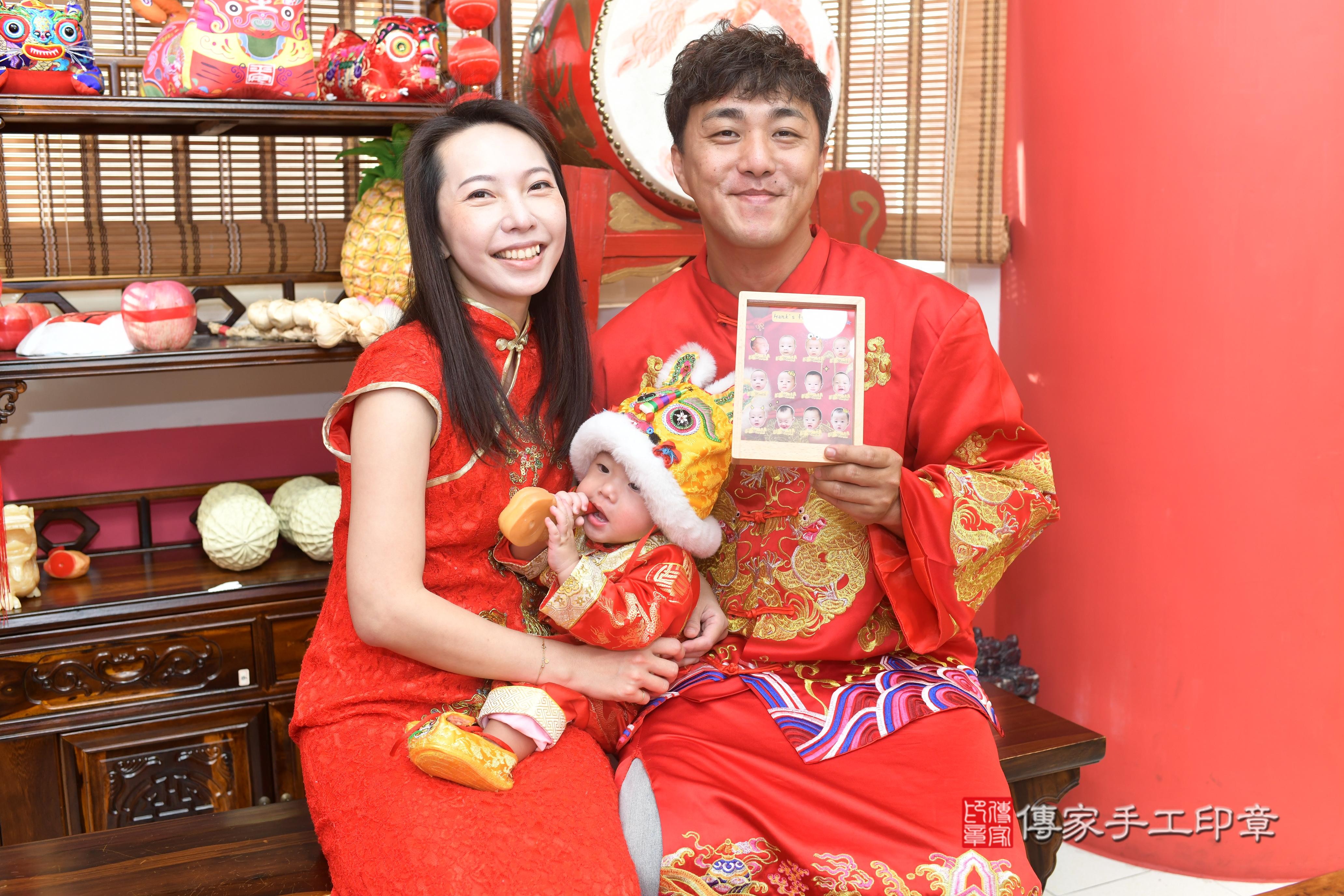 傳家手工印章台南店、抓周、度脺、中國風會場、傳家嬰兒古禮、吉祥話、抓周道具物品24種、拍照。抓周證書。寶寶抓周、滿周歲、生日快樂、祝福