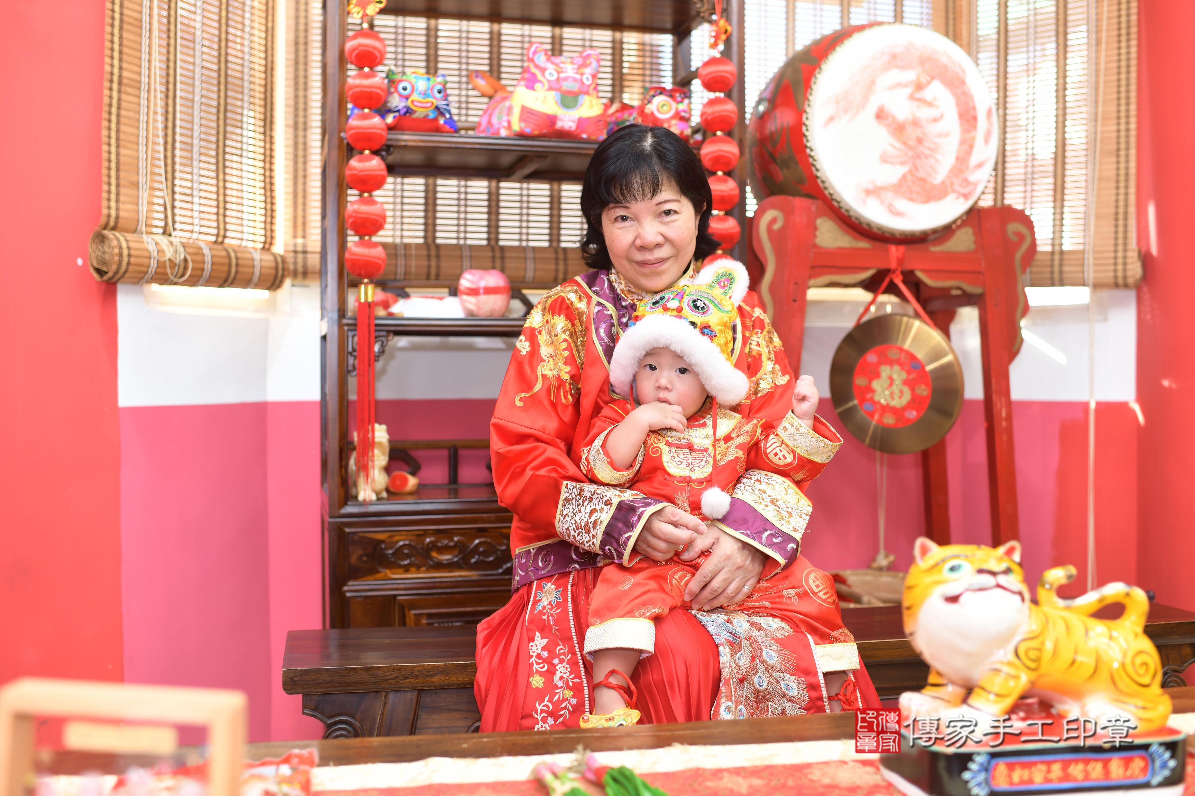傳家手工印章台南店、抓周、度脺、中國風會場、傳家嬰兒古禮、吉祥話、抓周道具物品24種、拍照。抓周證書。寶寶抓周、滿周歲、生日快樂、祝福