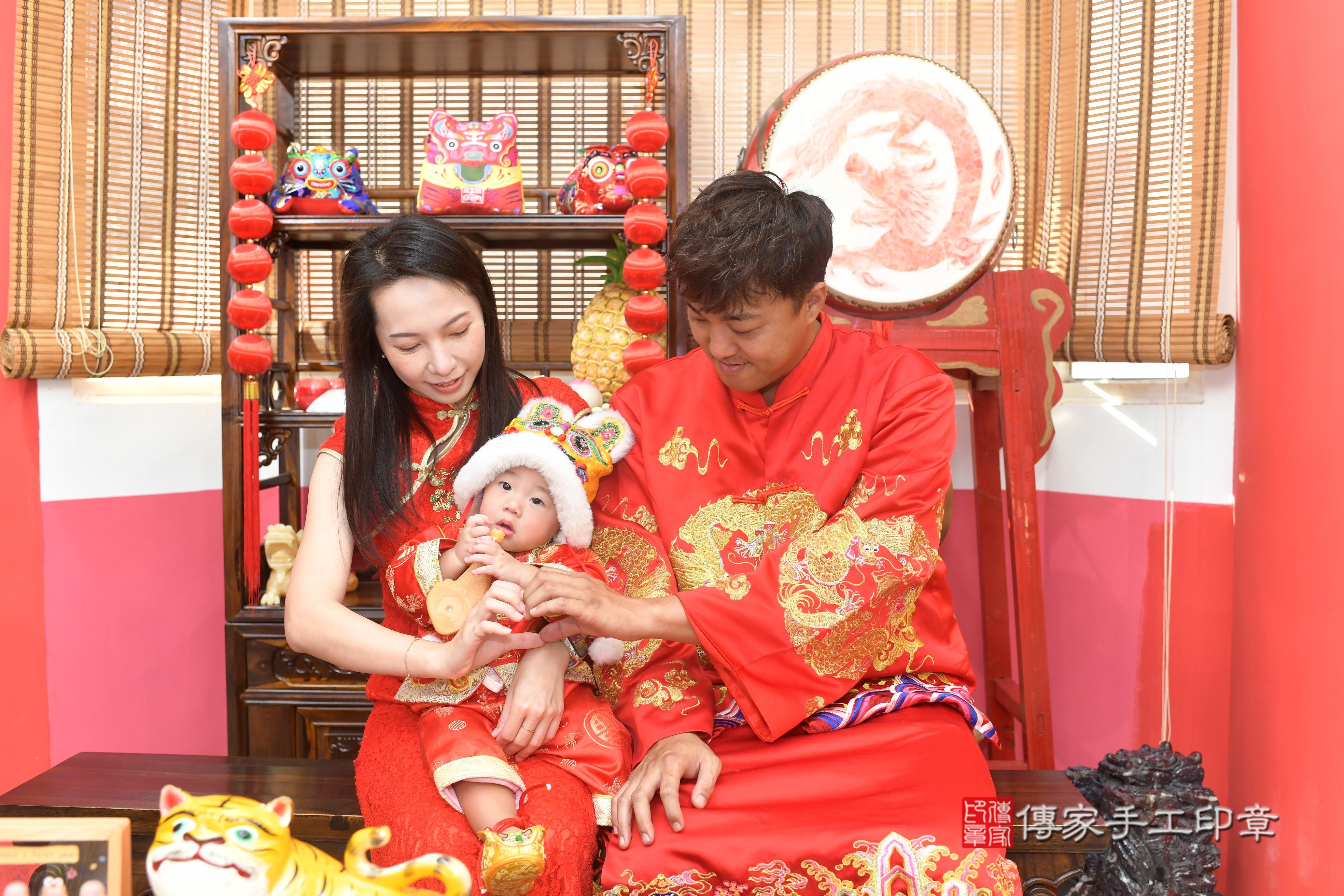 傳家手工印章台南店、抓周、度脺、中國風會場、傳家嬰兒古禮、吉祥話、抓周道具物品24種、拍照。抓周證書。寶寶抓周、滿周歲、生日快樂、祝福