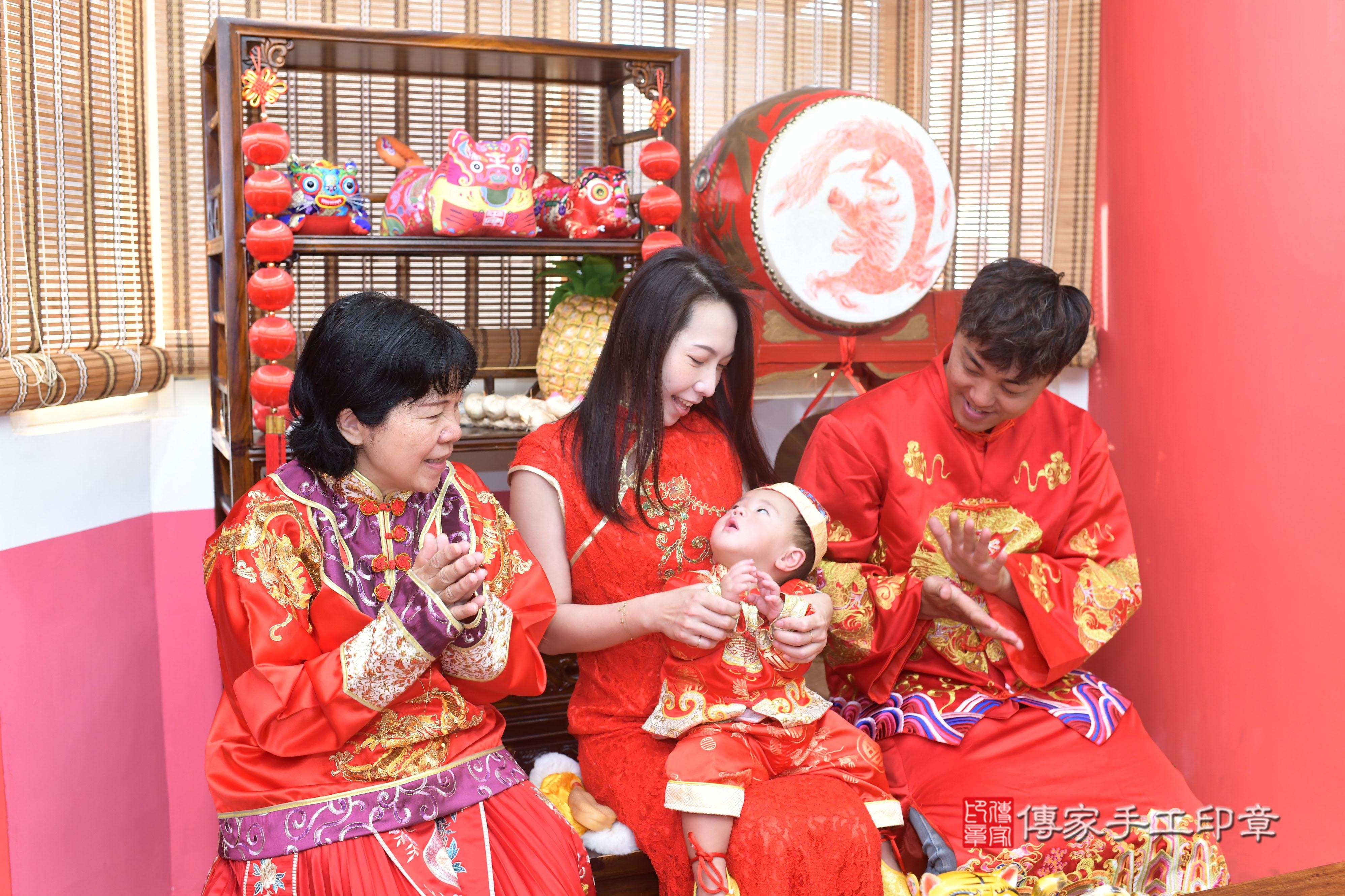傳家手工印章台南店、抓周、度脺、中國風會場、傳家嬰兒古禮、吉祥話、抓周道具物品24種、拍照。抓周證書。寶寶抓周、滿周歲、生日快樂、祝福