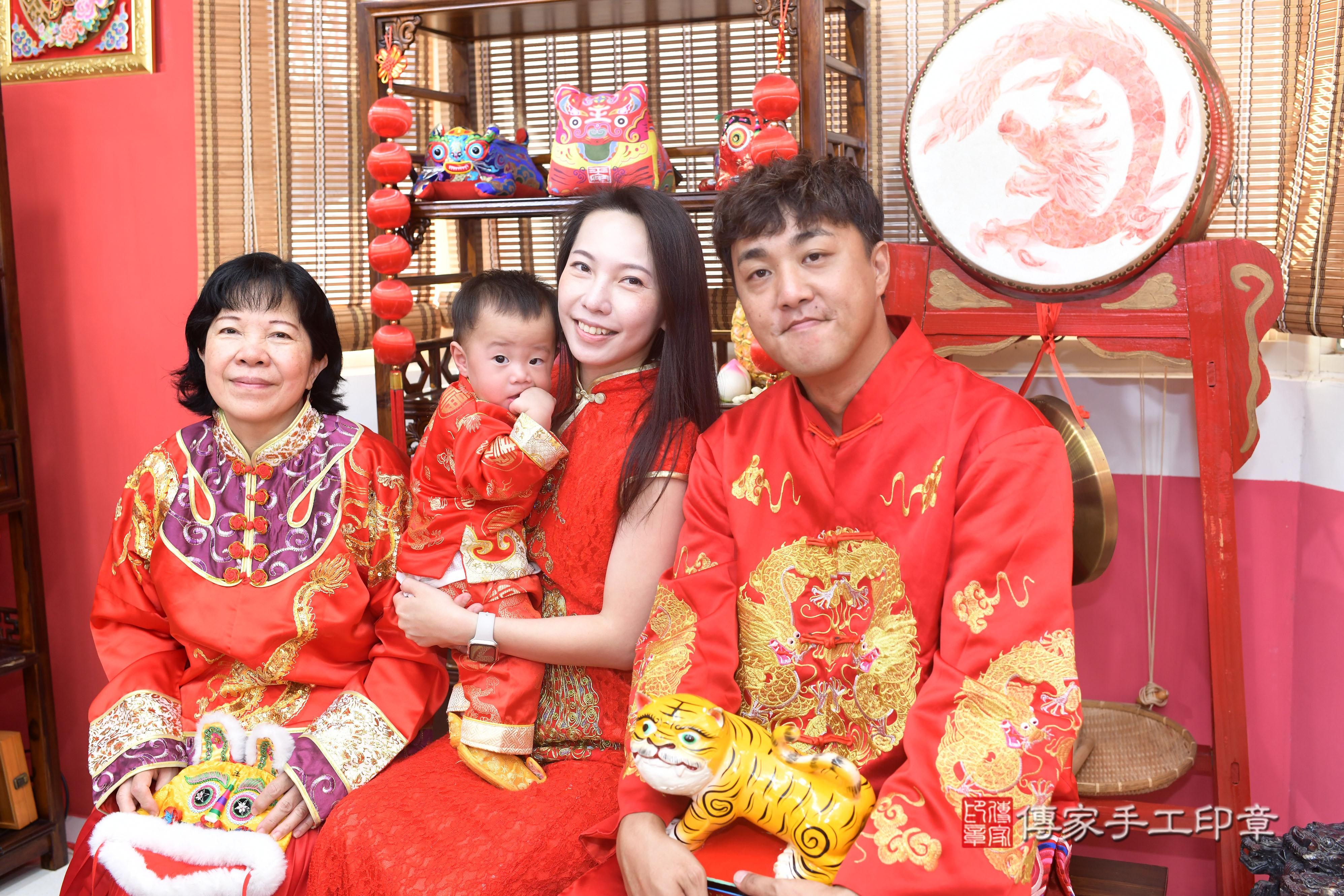 傳家手工印章台南店、抓周、度脺、中國風會場、傳家嬰兒古禮、吉祥話、抓周道具物品24種、拍照。抓周證書。寶寶抓周、滿周歲、生日快樂、祝福