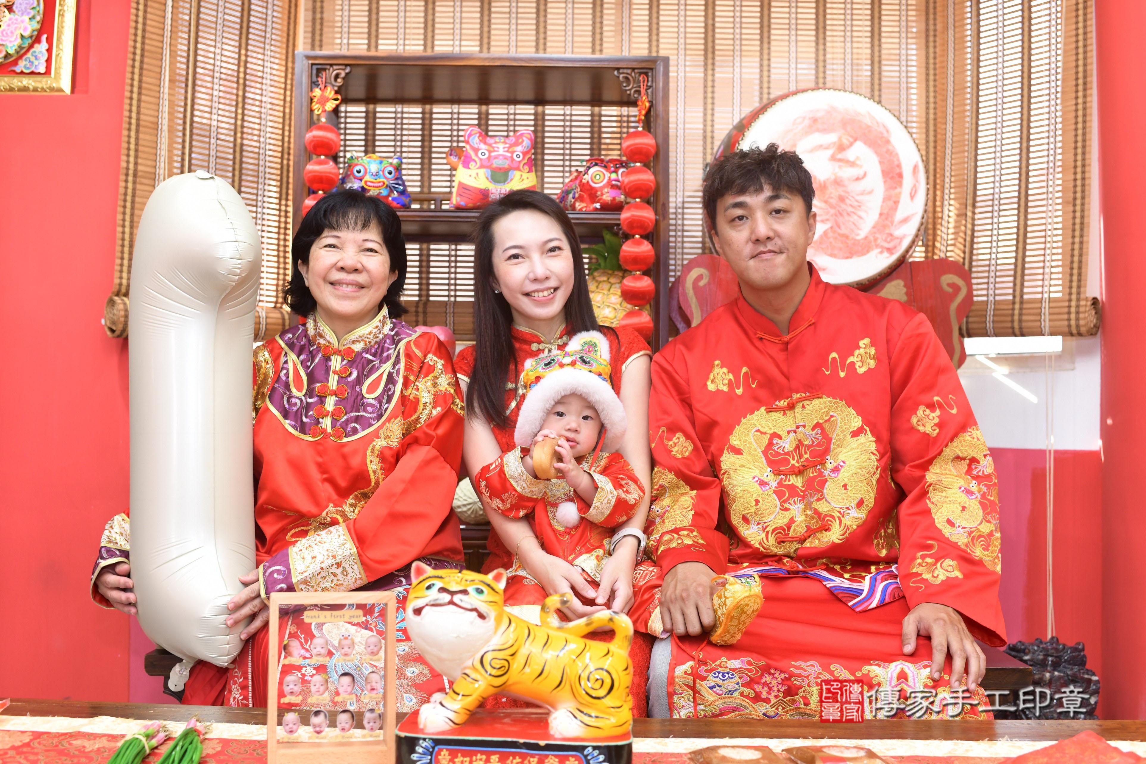 傳家手工印章台南店、抓周、度脺、中國風會場、傳家嬰兒古禮、吉祥話、抓周道具物品24種、拍照。抓周證書。寶寶抓周、滿周歲、生日快樂、祝福