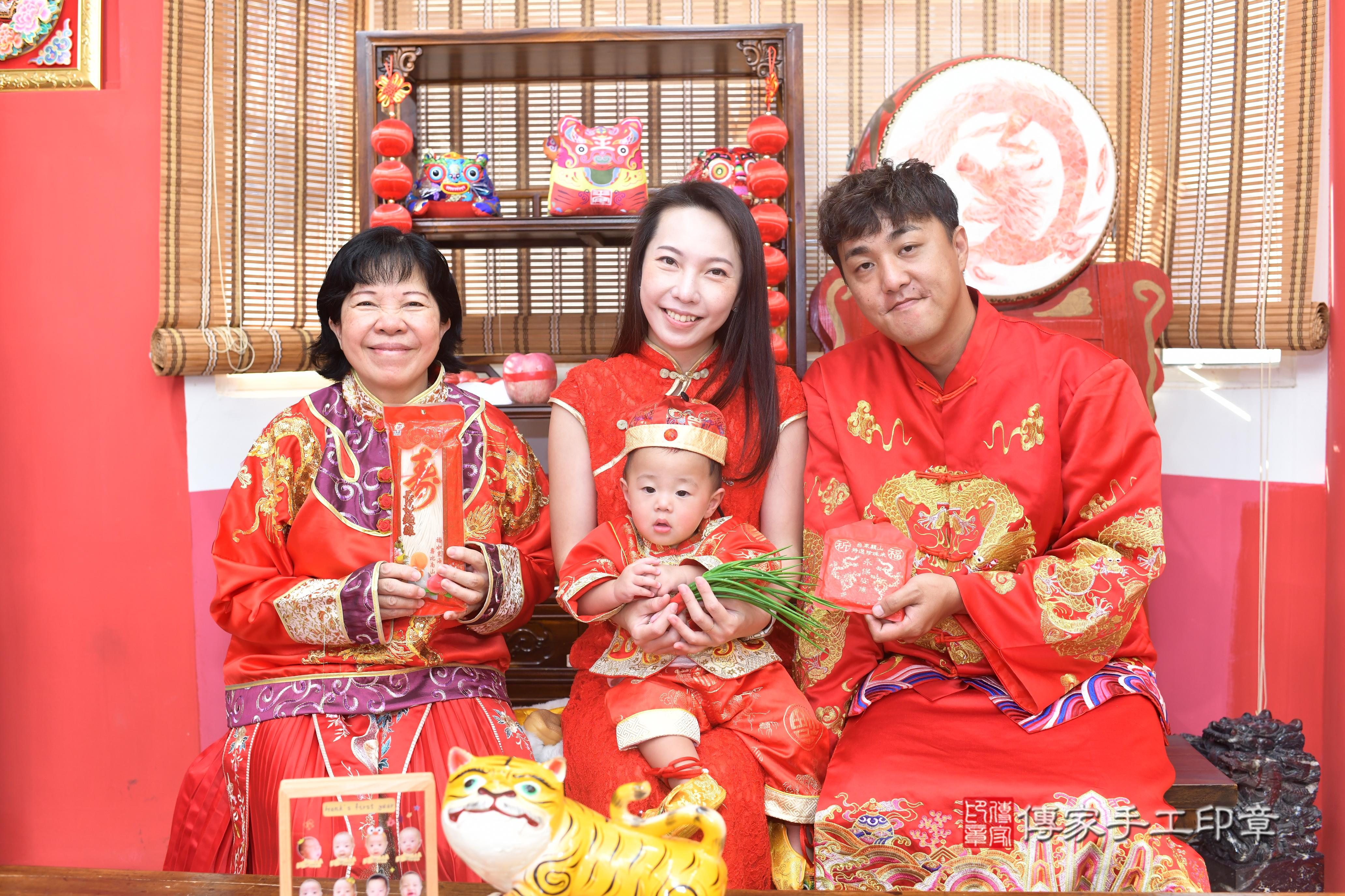 傳家手工印章台南店、抓周、度脺、中國風會場、傳家嬰兒古禮、吉祥話、抓周道具物品24種、拍照。抓周證書。寶寶抓周、滿周歲、生日快樂、祝福