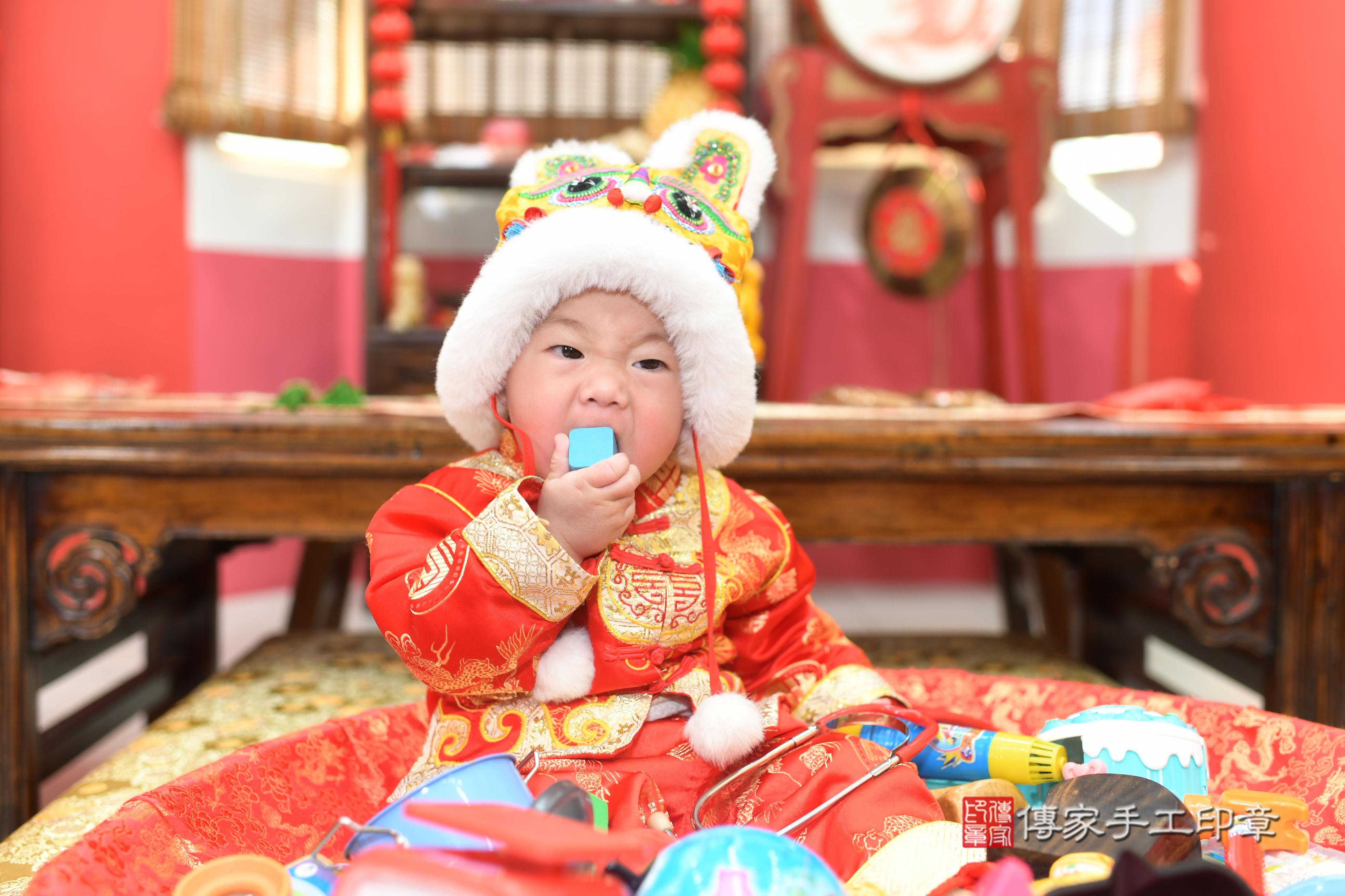 傳家手工印章台南店、抓周、度脺、中國風會場、傳家嬰兒古禮、吉祥話、抓周道具物品24種、拍照。抓周證書。寶寶抓周、滿周歲、生日快樂、祝福