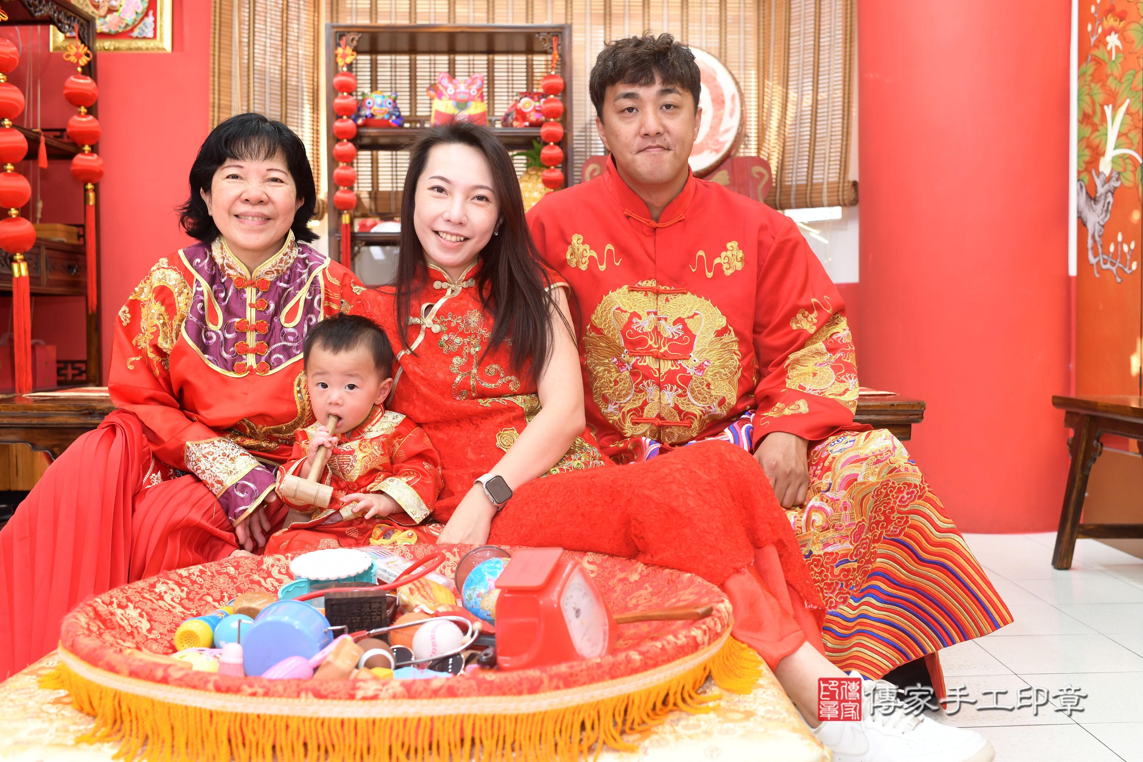 傳家手工印章台南店、抓周、度脺、中國風會場、傳家嬰兒古禮、吉祥話、抓周道具物品24種、拍照。抓周證書。寶寶抓周、滿周歲、生日快樂、祝福