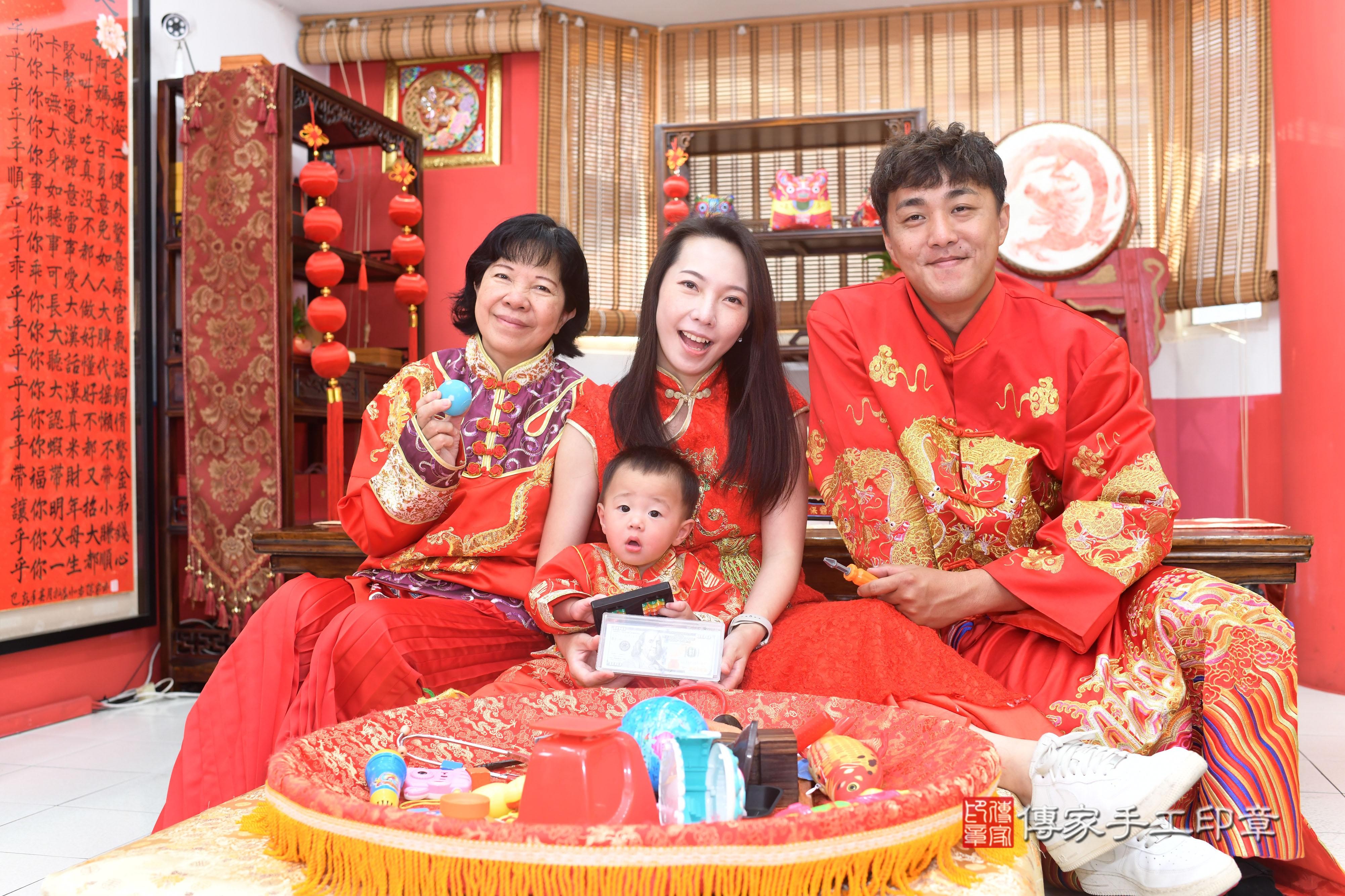 傳家手工印章台南店、抓周、度脺、中國風會場、傳家嬰兒古禮、吉祥話、抓周道具物品24種、拍照。抓周證書。寶寶抓周、滿周歲、生日快樂、祝福