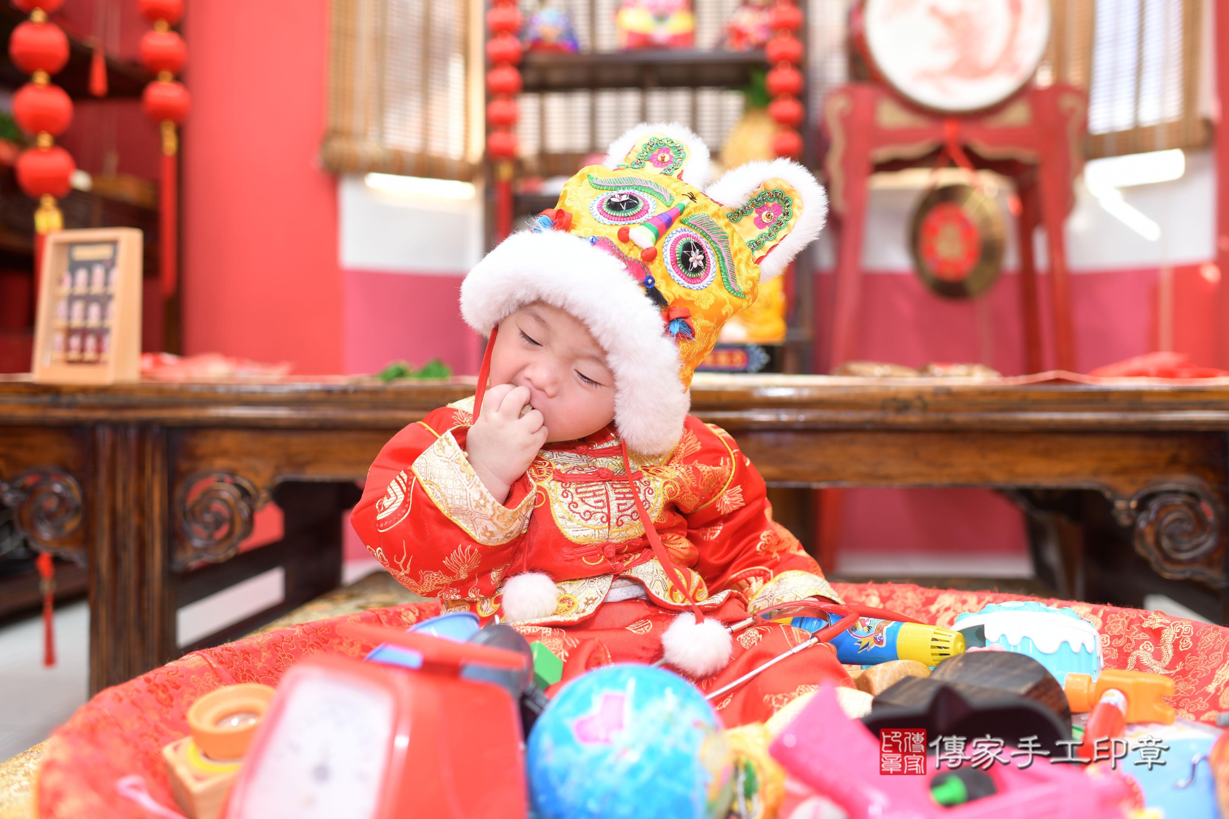 傳家手工印章台南店、抓周、度脺、中國風會場、傳家嬰兒古禮、吉祥話、抓周道具物品24種、拍照。抓周證書。寶寶抓周、滿周歲、生日快樂、祝福