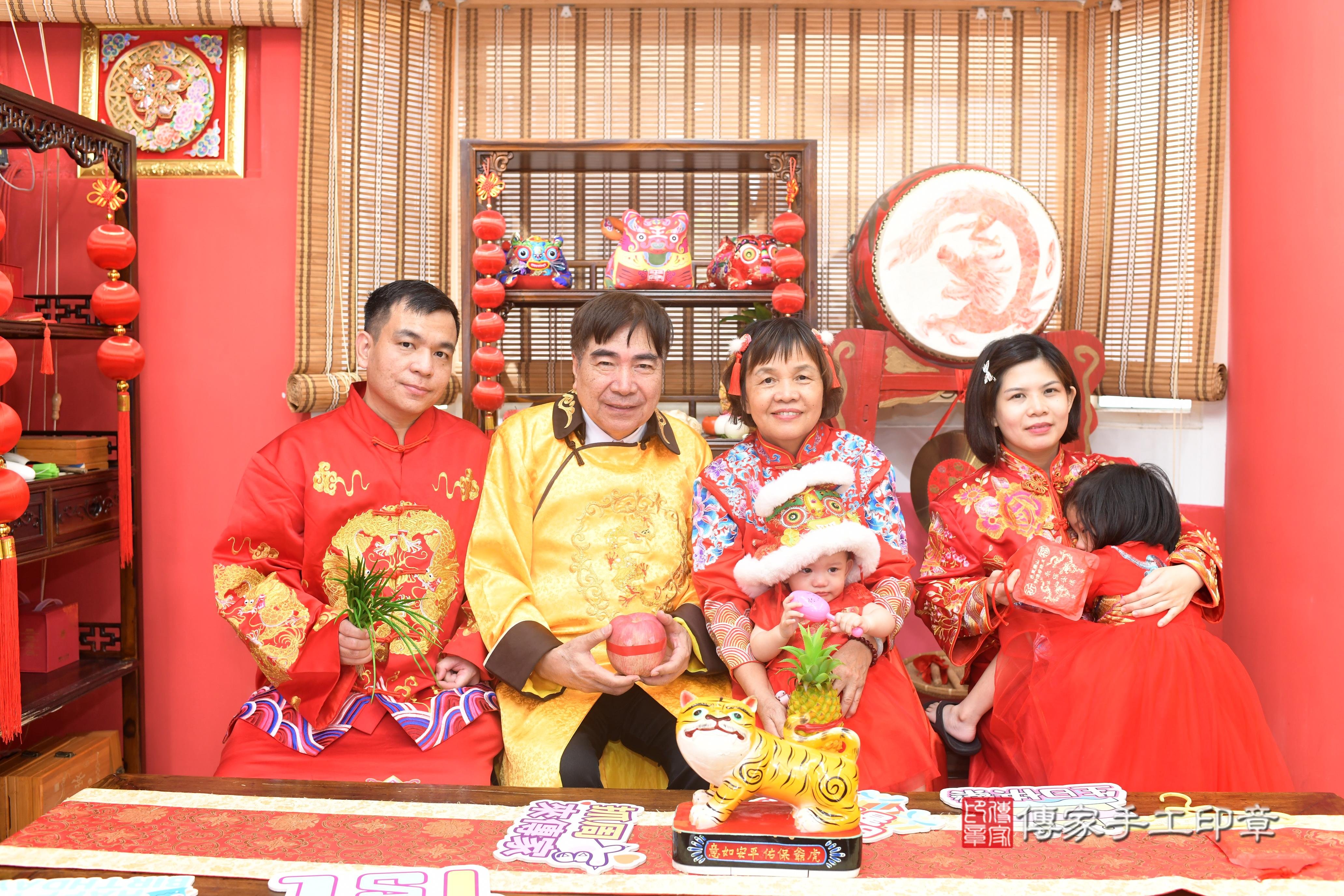 傳家手工印章高雄店、抓周、度脺、中國風會場、傳家嬰兒古禮、吉祥話、抓周道具物品24種、拍照。抓周證書。寶寶抓周、滿周歲、生日快樂、祝福