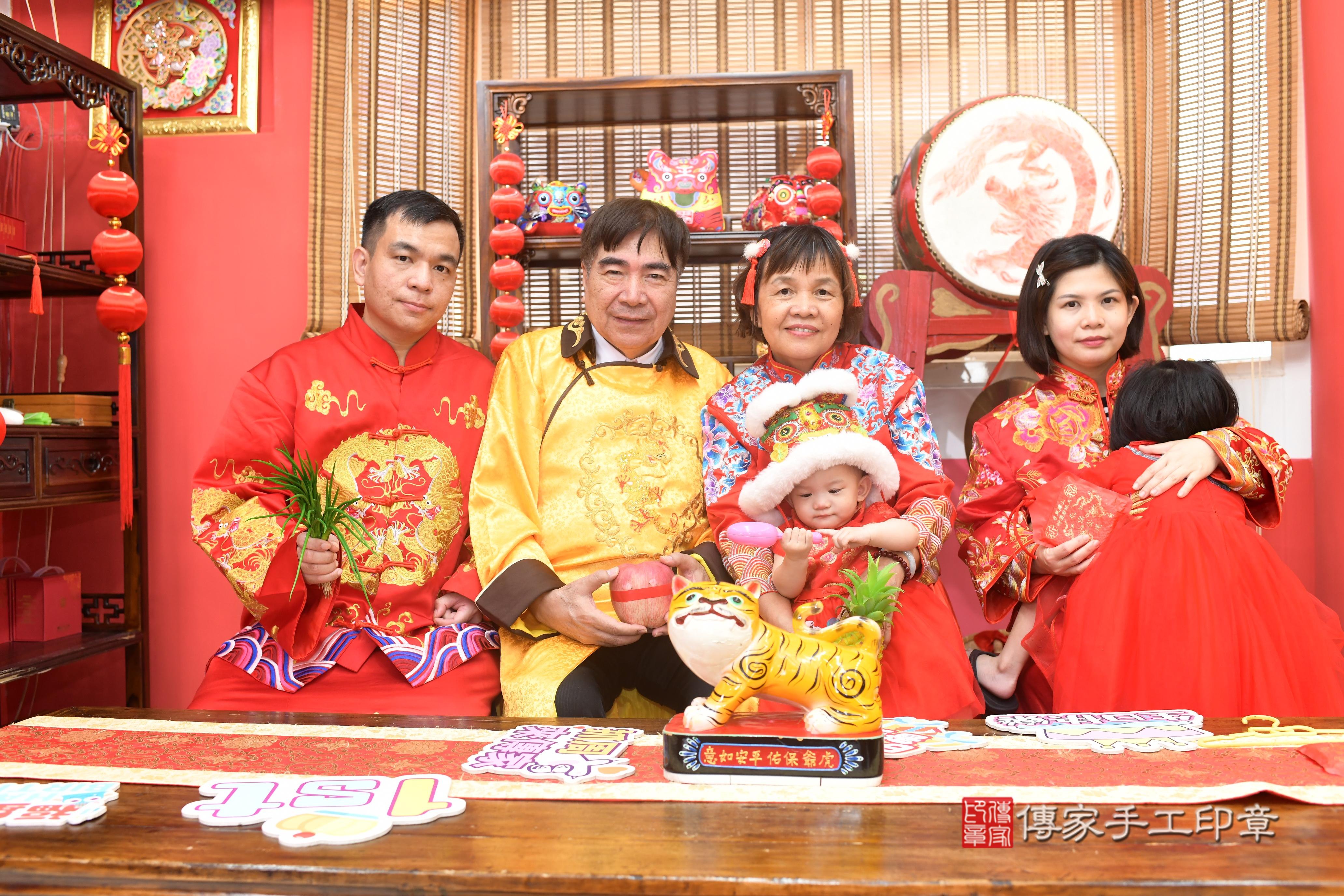 傳家手工印章高雄店、抓周、度脺、中國風會場、傳家嬰兒古禮、吉祥話、抓周道具物品24種、拍照。抓周證書。寶寶抓周、滿周歲、生日快樂、祝福