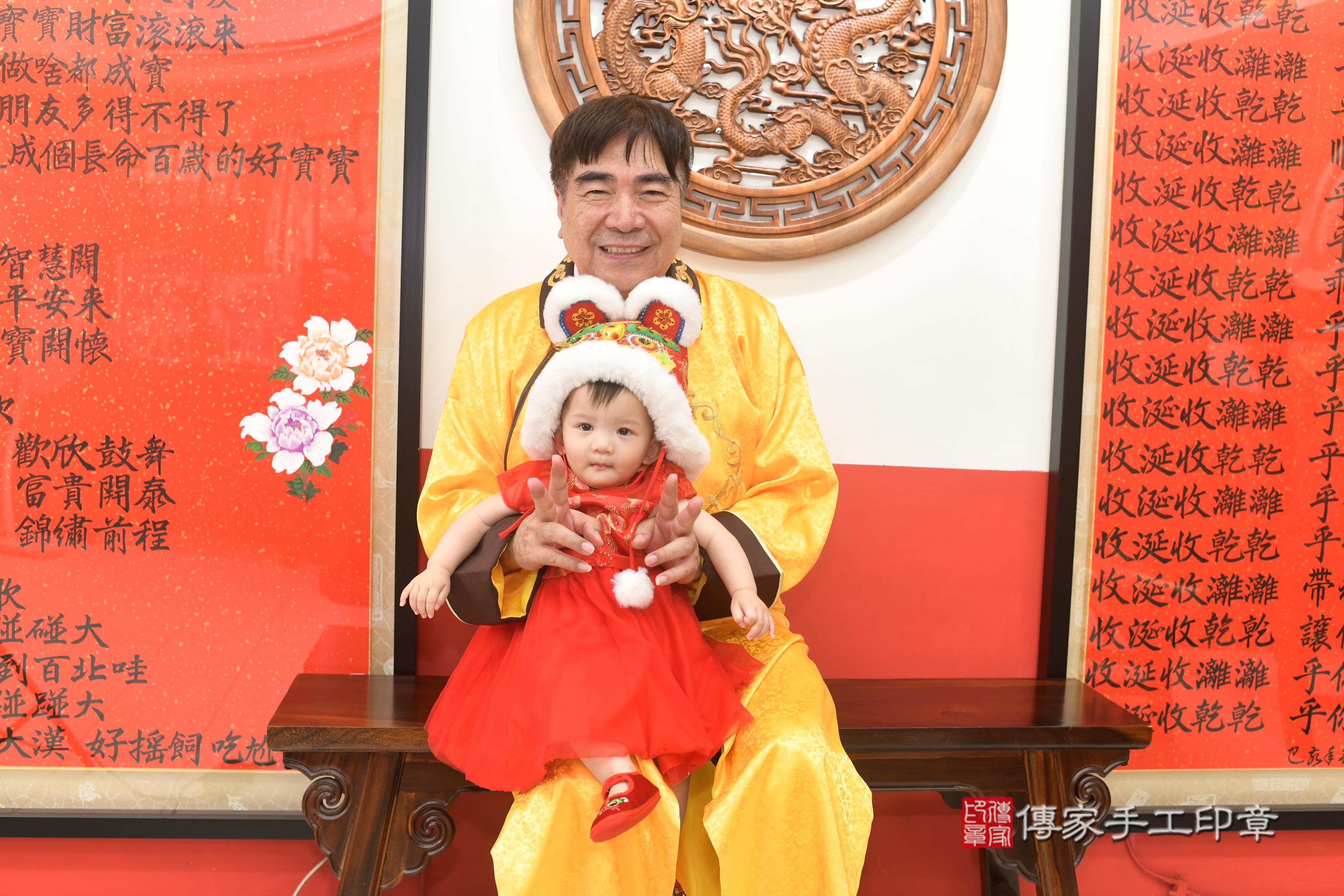 傳家手工印章高雄店、抓周、度脺、中國風會場、傳家嬰兒古禮、吉祥話、抓周道具物品24種、拍照。抓周證書。寶寶抓周、滿周歲、生日快樂、祝福