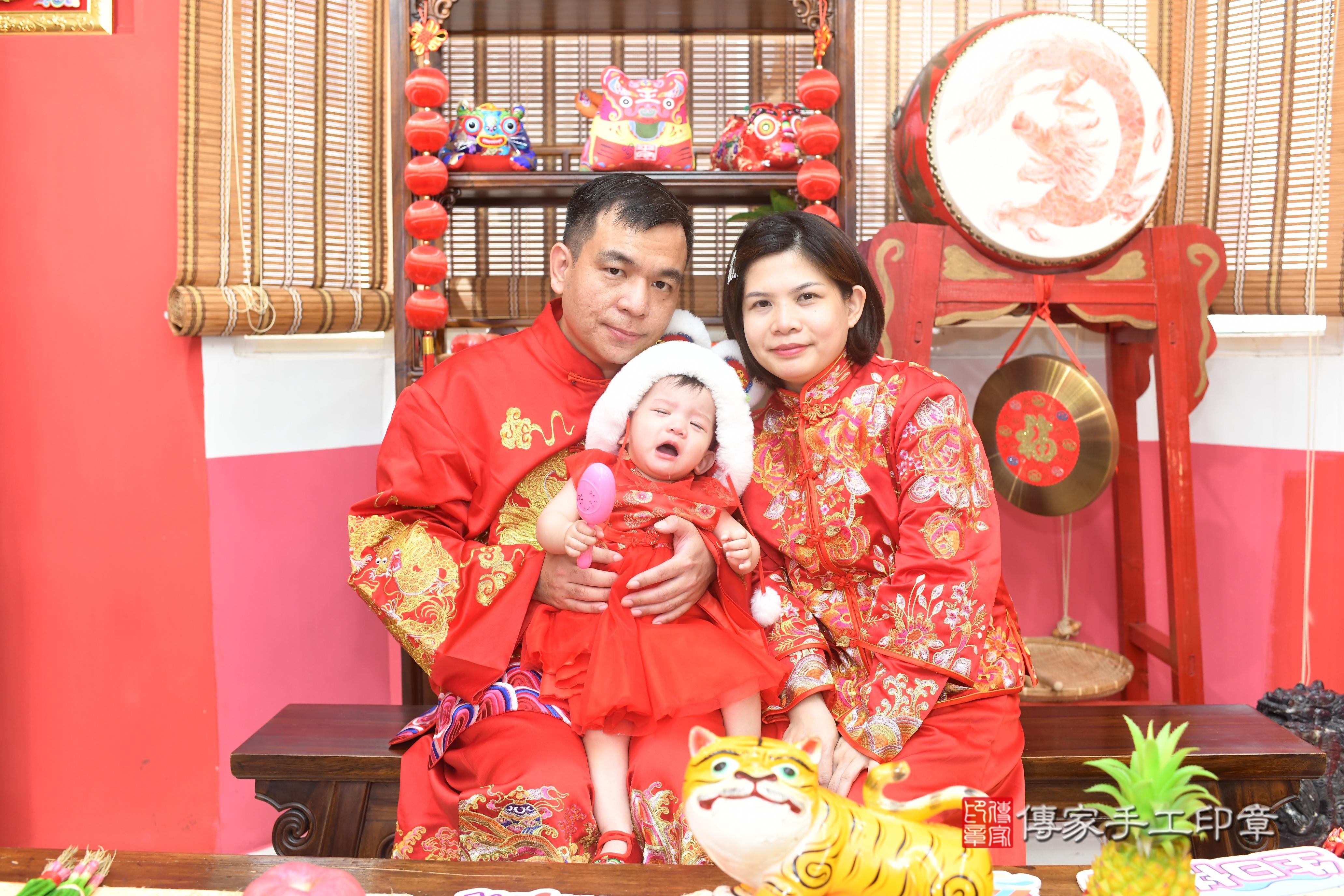 傳家手工印章高雄店、抓周、度脺、中國風會場、傳家嬰兒古禮、吉祥話、抓周道具物品24種、拍照。抓周證書。寶寶抓周、滿周歲、生日快樂、祝福