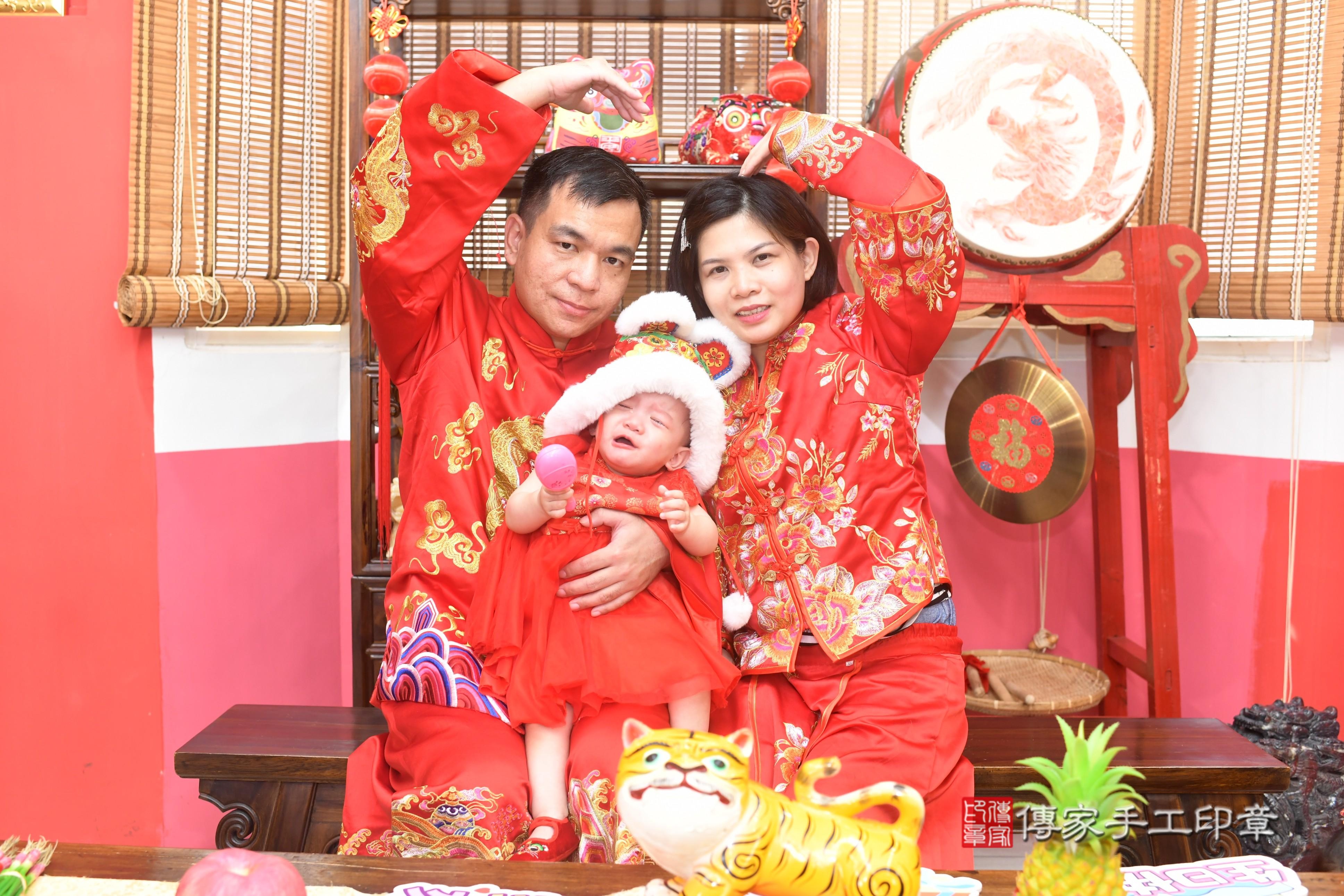 傳家手工印章高雄店、抓周、度脺、中國風會場、傳家嬰兒古禮、吉祥話、抓周道具物品24種、拍照。抓周證書。寶寶抓周、滿周歲、生日快樂、祝福
