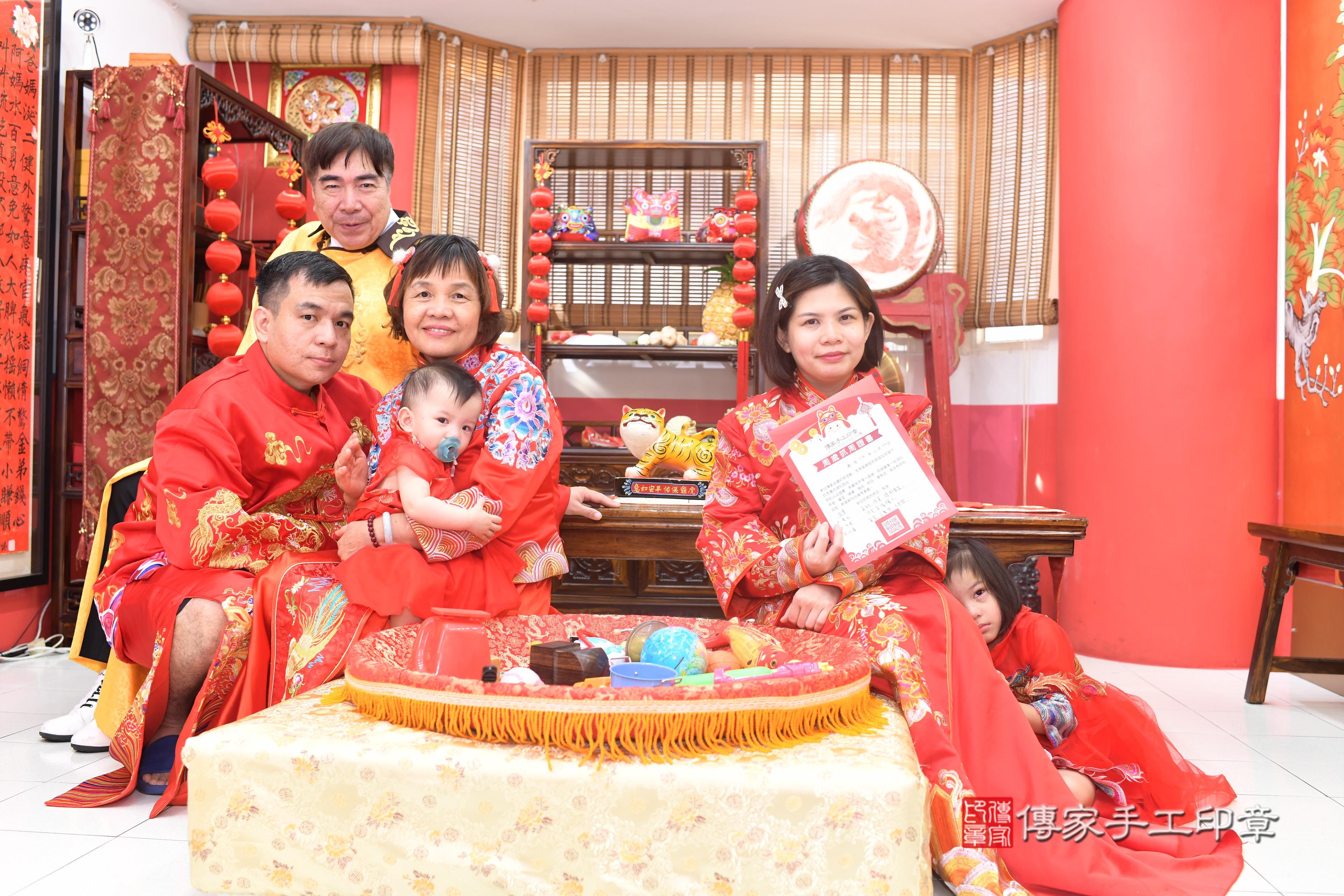 傳家手工印章高雄店、抓周、度脺、中國風會場、傳家嬰兒古禮、吉祥話、抓周道具物品24種、拍照。抓周證書。寶寶抓周、滿周歲、生日快樂、祝福