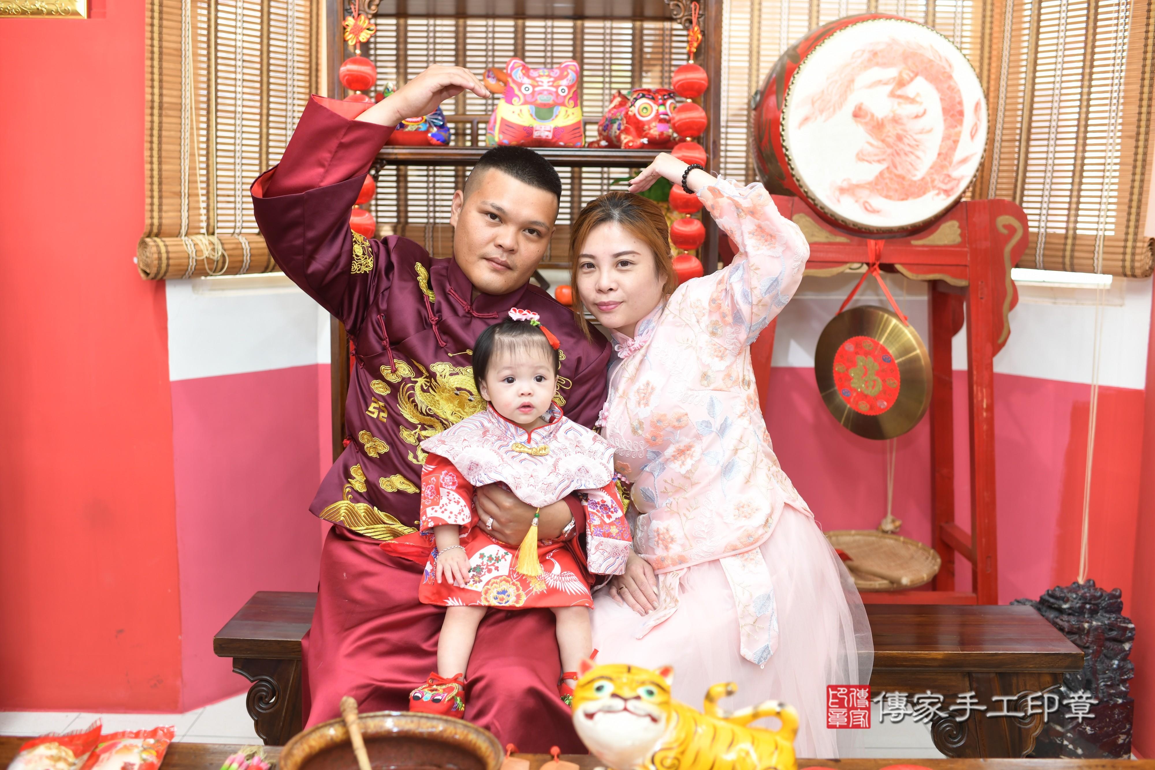 傳家手工印章高雄店、抓周、度脺、中國風會場、傳家嬰兒古禮、吉祥話、抓周道具物品24種、拍照。抓周證書。寶寶抓周、滿周歲、生日快樂、祝福
