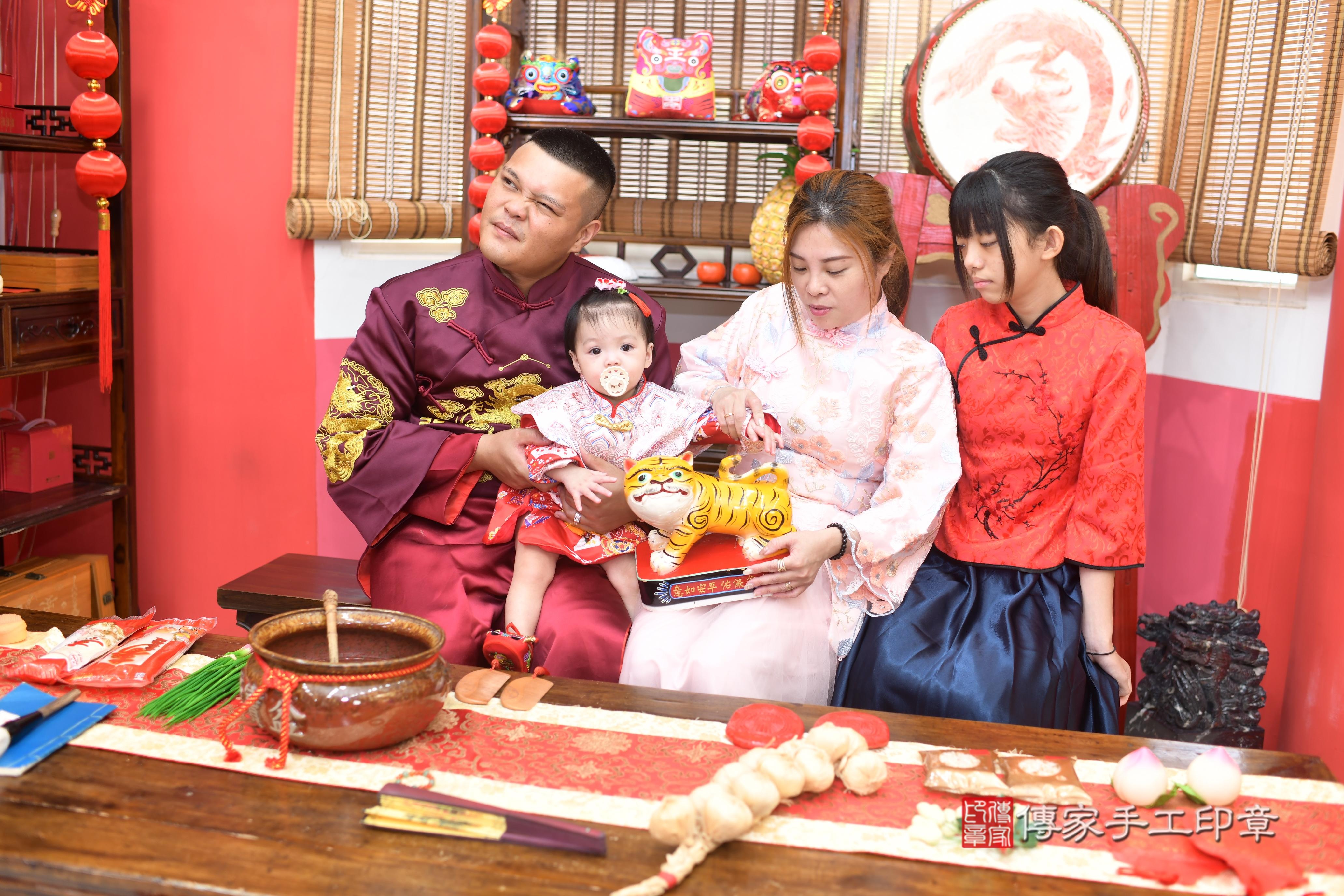傳家手工印章高雄店、抓周、度脺、中國風會場、傳家嬰兒古禮、吉祥話、抓周道具物品24種、拍照。抓周證書。寶寶抓周、滿周歲、生日快樂、祝福