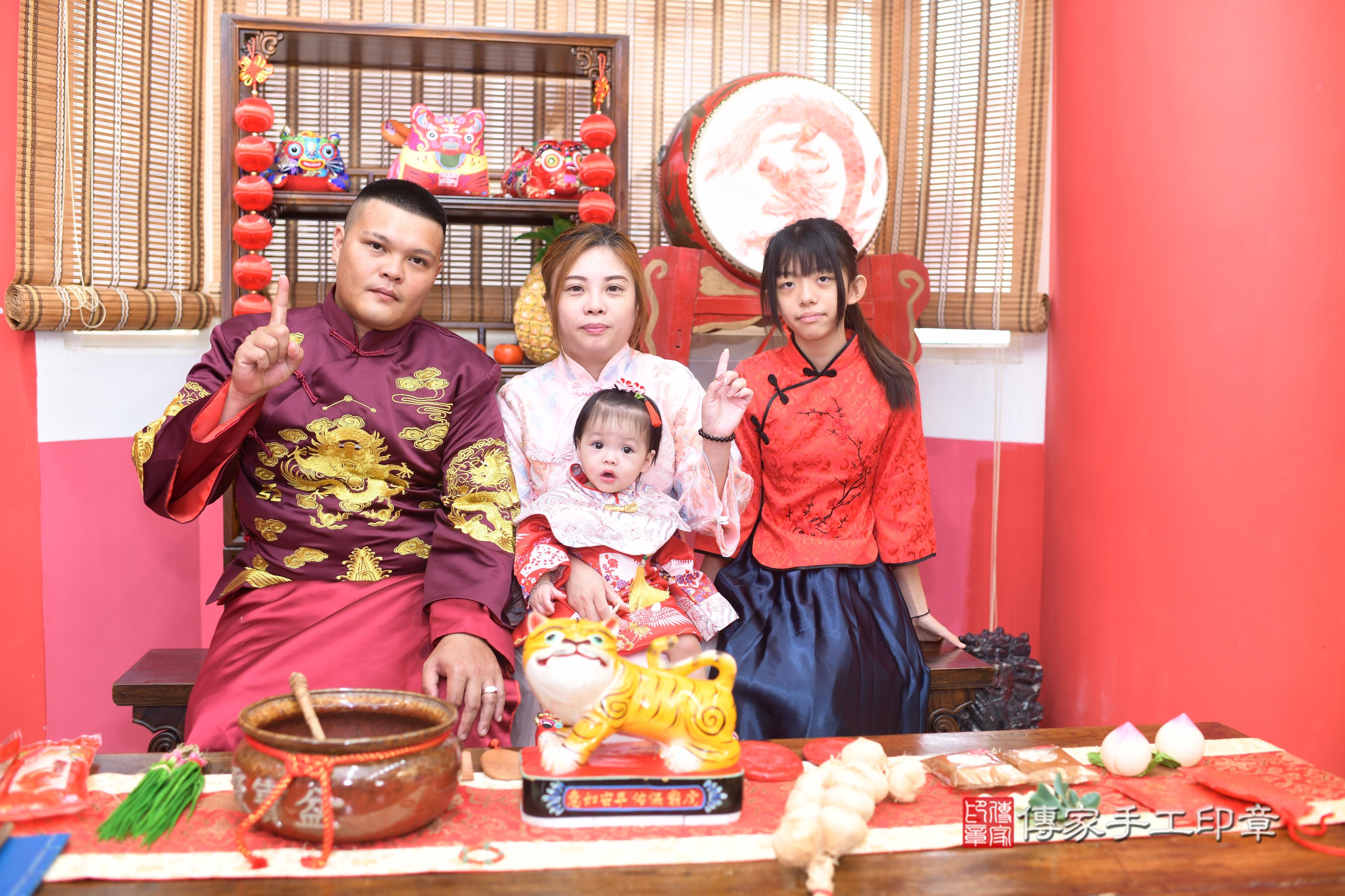 傳家手工印章高雄店、抓周、度脺、中國風會場、傳家嬰兒古禮、吉祥話、抓周道具物品24種、拍照。抓周證書。寶寶抓周、滿周歲、生日快樂、祝福